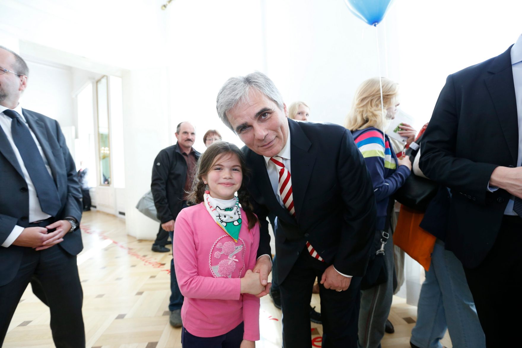 Am 26. Oktober 2013 empfing Bundeskanzler Werner Faymann im Rahmen des Nationalfeiertages Besucherinnen und Besucher im Bundeskanzleramt.