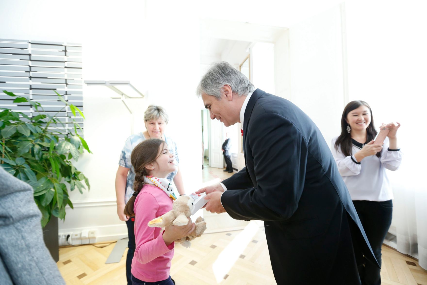 Am 26. Oktober 2013 empfing Bundeskanzler Werner Faymann im Rahmen des Nationalfeiertages Besucherinnen und Besucher im Bundeskanzleramt.