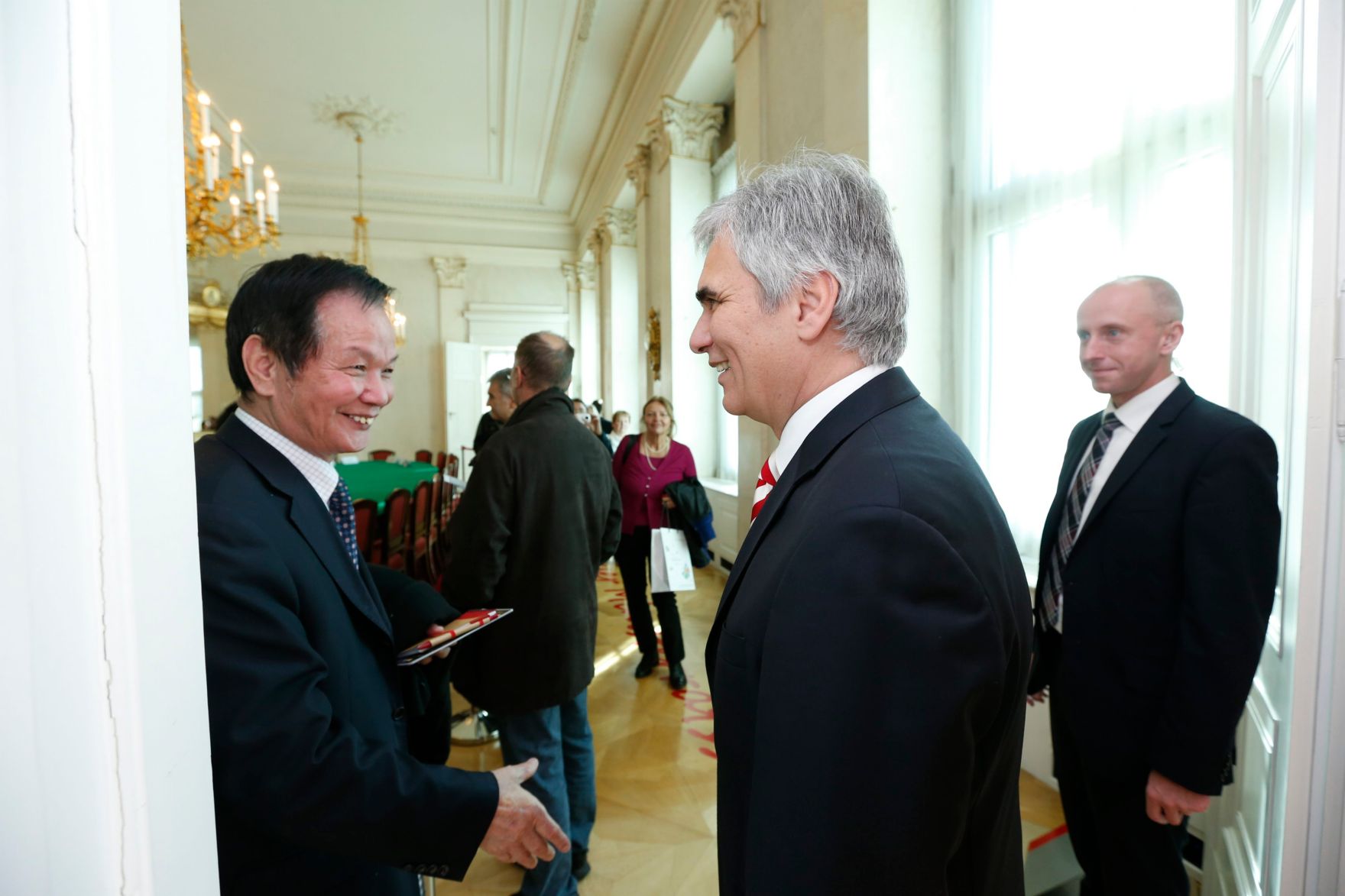 Am 26. Oktober 2013 empfing Bundeskanzler Werner Faymann im Rahmen des Nationalfeiertages Besucherinnen und Besucher im Bundeskanzleramt.