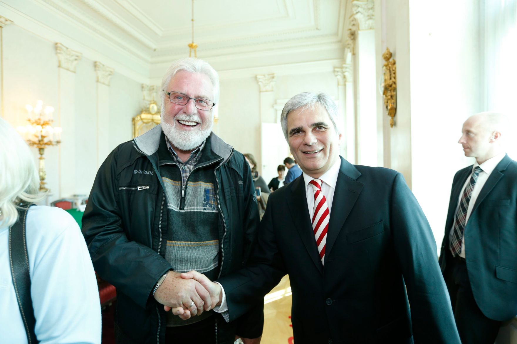 Am 26. Oktober 2013 empfing Bundeskanzler Werner Faymann im Rahmen des Nationalfeiertages Besucherinnen und Besucher im Bundeskanzleramt.