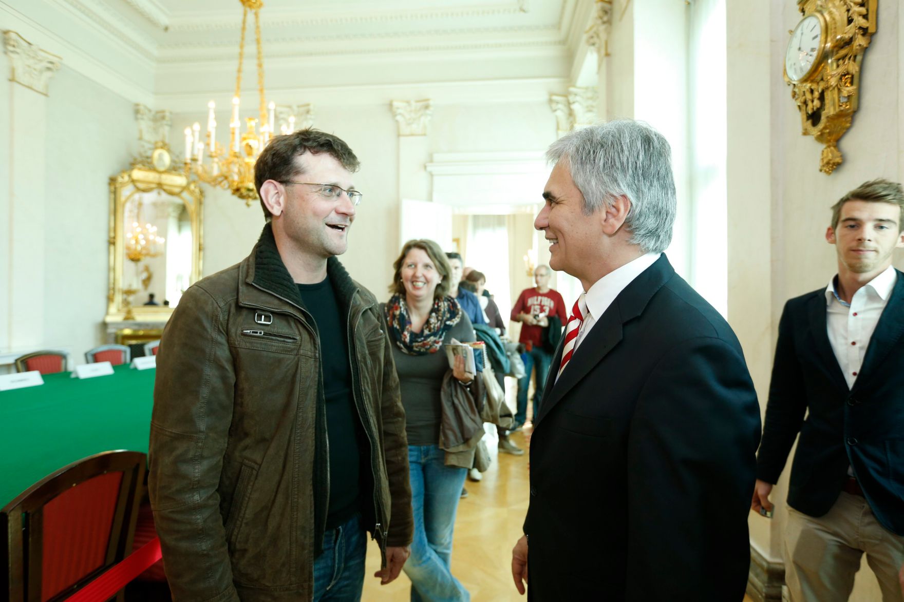 Am 26. Oktober 2013 empfing Bundeskanzler Werner Faymann im Rahmen des Nationalfeiertages Besucherinnen und Besucher im Bundeskanzleramt.