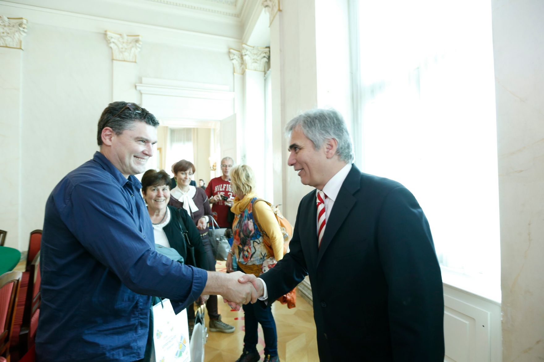 Am 26. Oktober 2013 empfing Bundeskanzler Werner Faymann im Rahmen des Nationalfeiertages Besucherinnen und Besucher im Bundeskanzleramt.