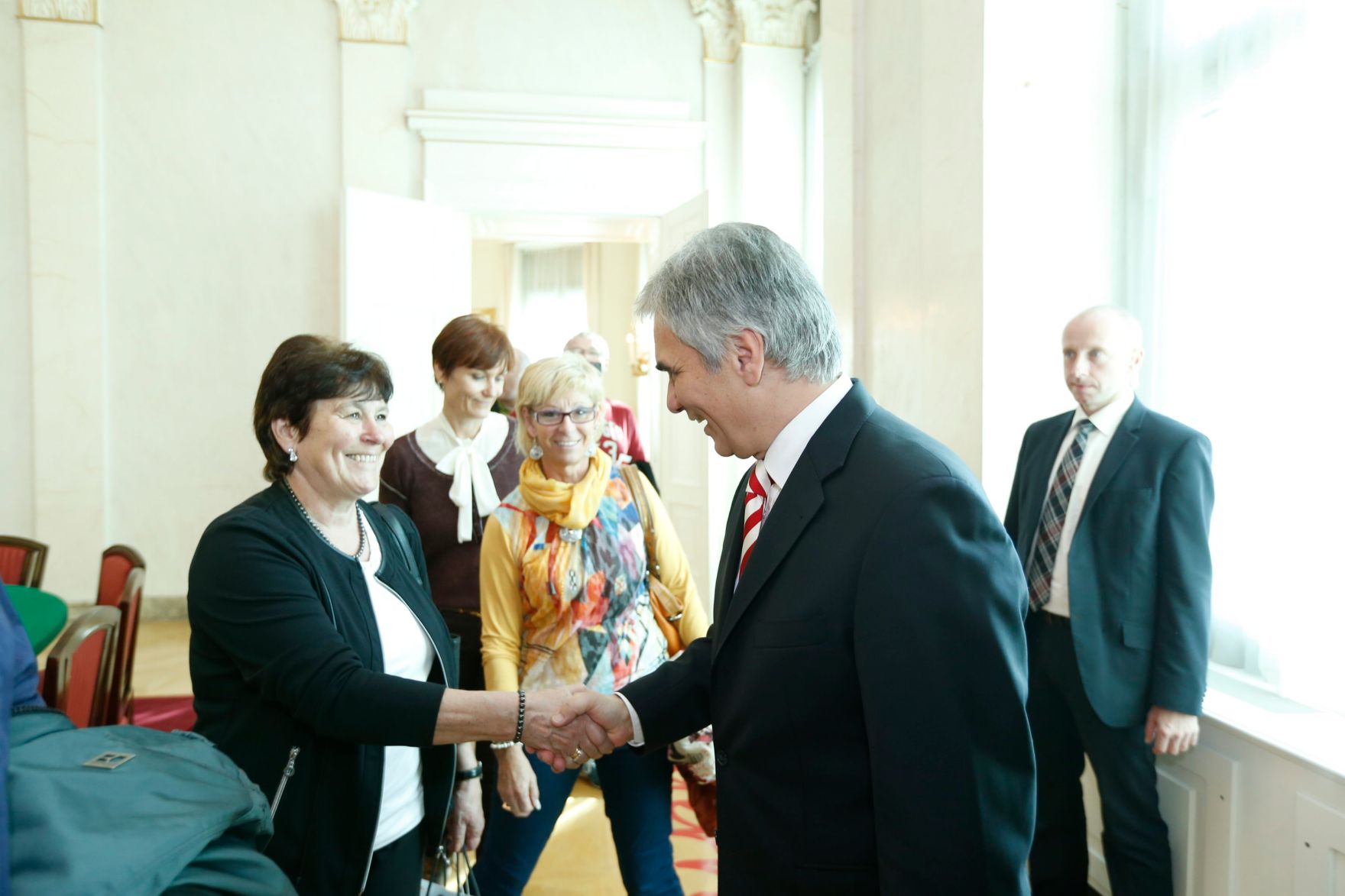 Am 26. Oktober 2013 empfing Bundeskanzler Werner Faymann im Rahmen des Nationalfeiertages Besucherinnen und Besucher im Bundeskanzleramt.