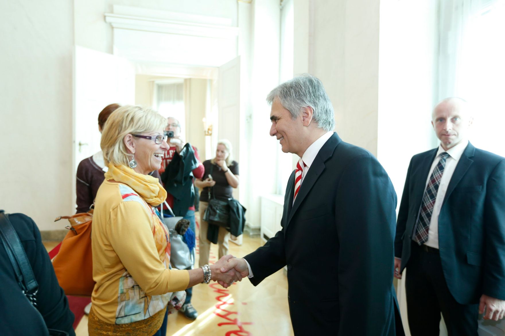 Am 26. Oktober 2013 empfing Bundeskanzler Werner Faymann im Rahmen des Nationalfeiertages Besucherinnen und Besucher im Bundeskanzleramt.