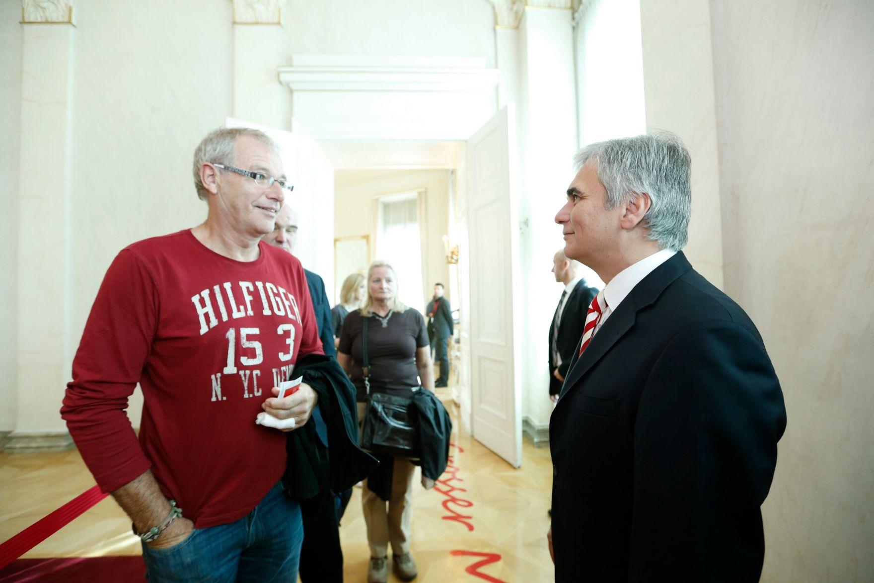 Am 26. Oktober 2013 empfing Bundeskanzler Werner Faymann im Rahmen des Nationalfeiertages Besucherinnen und Besucher im Bundeskanzleramt.