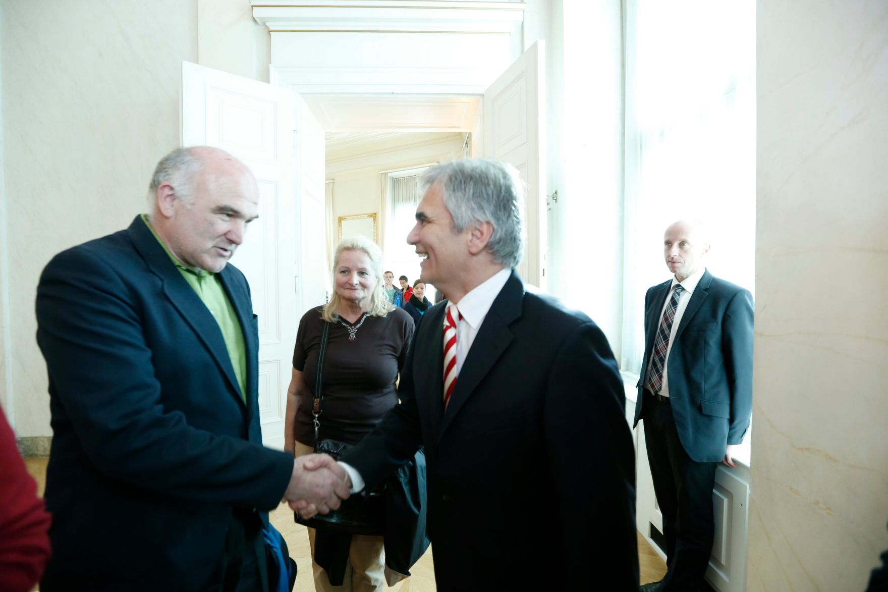Am 26. Oktober 2013 empfing Bundeskanzler Werner Faymann im Rahmen des Nationalfeiertages Besucherinnen und Besucher im Bundeskanzleramt.