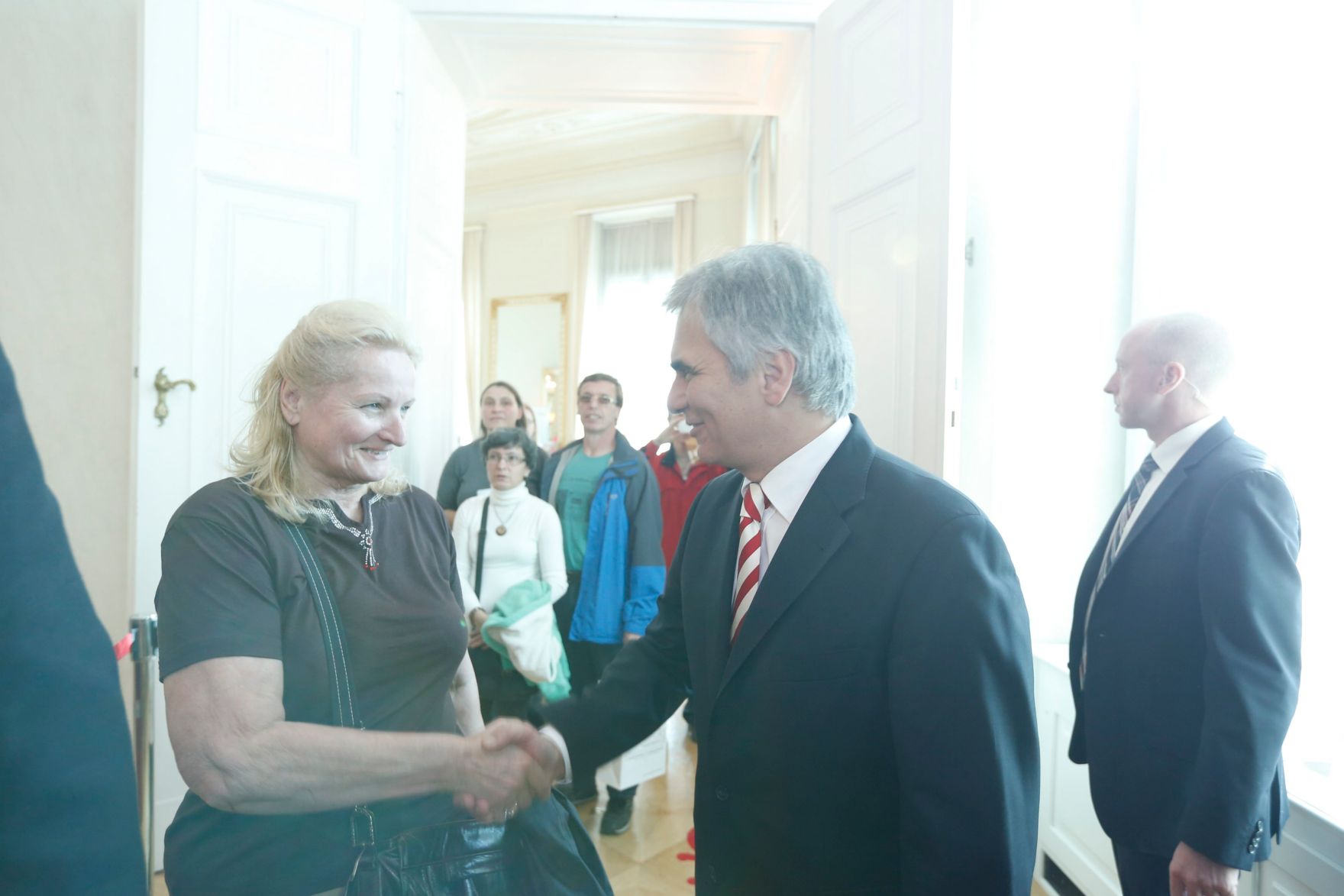 Am 26. Oktober 2013 empfing Bundeskanzler Werner Faymann im Rahmen des Nationalfeiertages Besucherinnen und Besucher im Bundeskanzleramt.