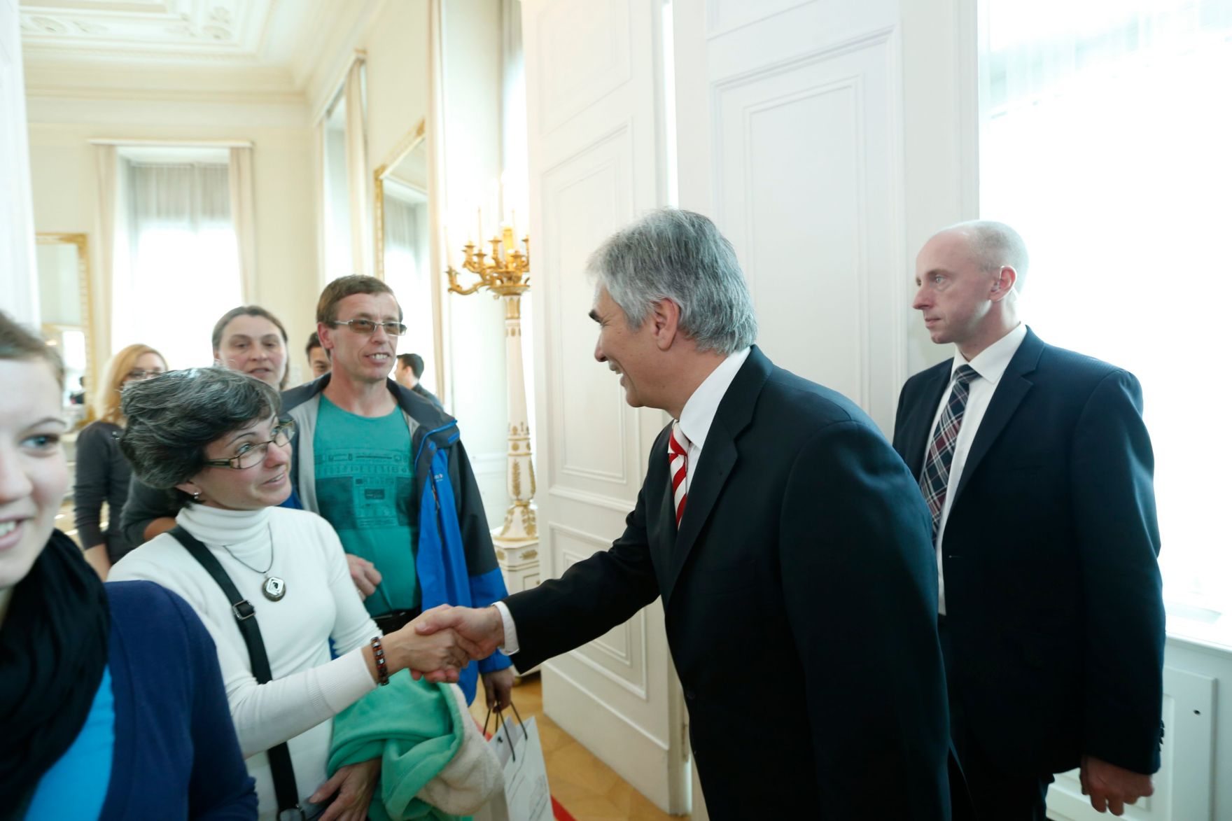 Am 26. Oktober 2013 empfing Bundeskanzler Werner Faymann im Rahmen des Nationalfeiertages Besucherinnen und Besucher im Bundeskanzleramt.
