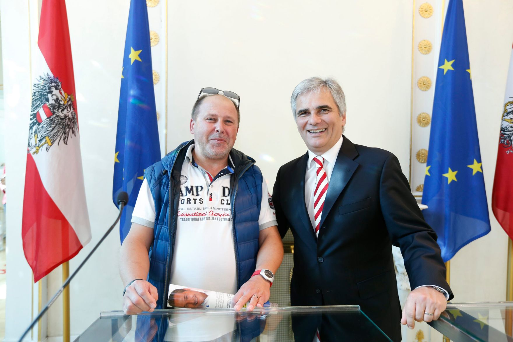Am 26. Oktober 2013 empfing Bundeskanzler Werner Faymann im Rahmen des Nationalfeiertages Besucherinnen und Besucher im Bundeskanzleramt.