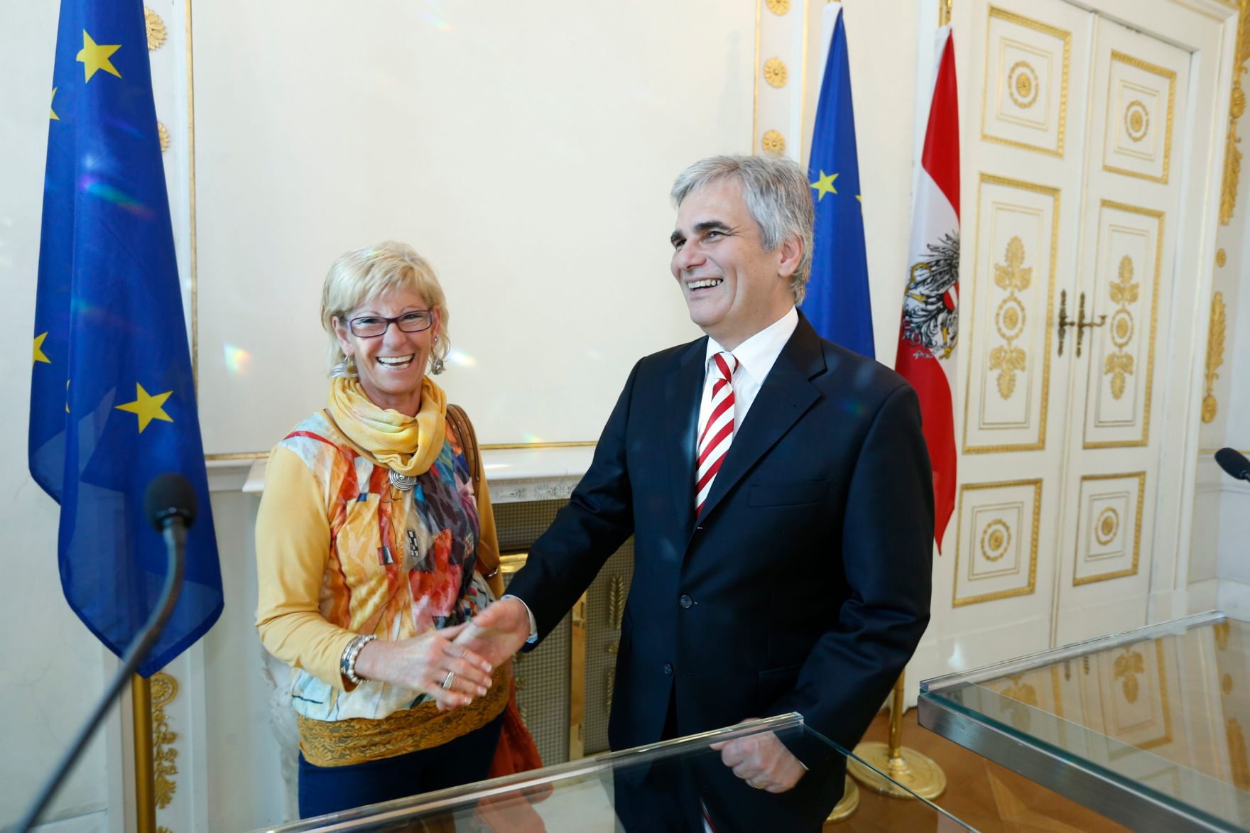Am 26. Oktober 2013 empfing Bundeskanzler Werner Faymann im Rahmen des Nationalfeiertages Besucherinnen und Besucher im Bundeskanzleramt.