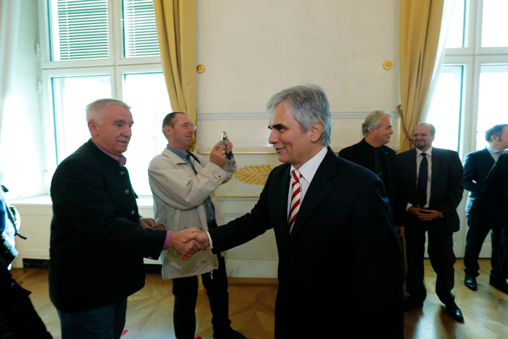 Am 26. Oktober 2013 empfing Bundeskanzler Werner Faymann im Rahmen des Nationalfeiertages Besucherinnen und Besucher im Bundeskanzleramt.