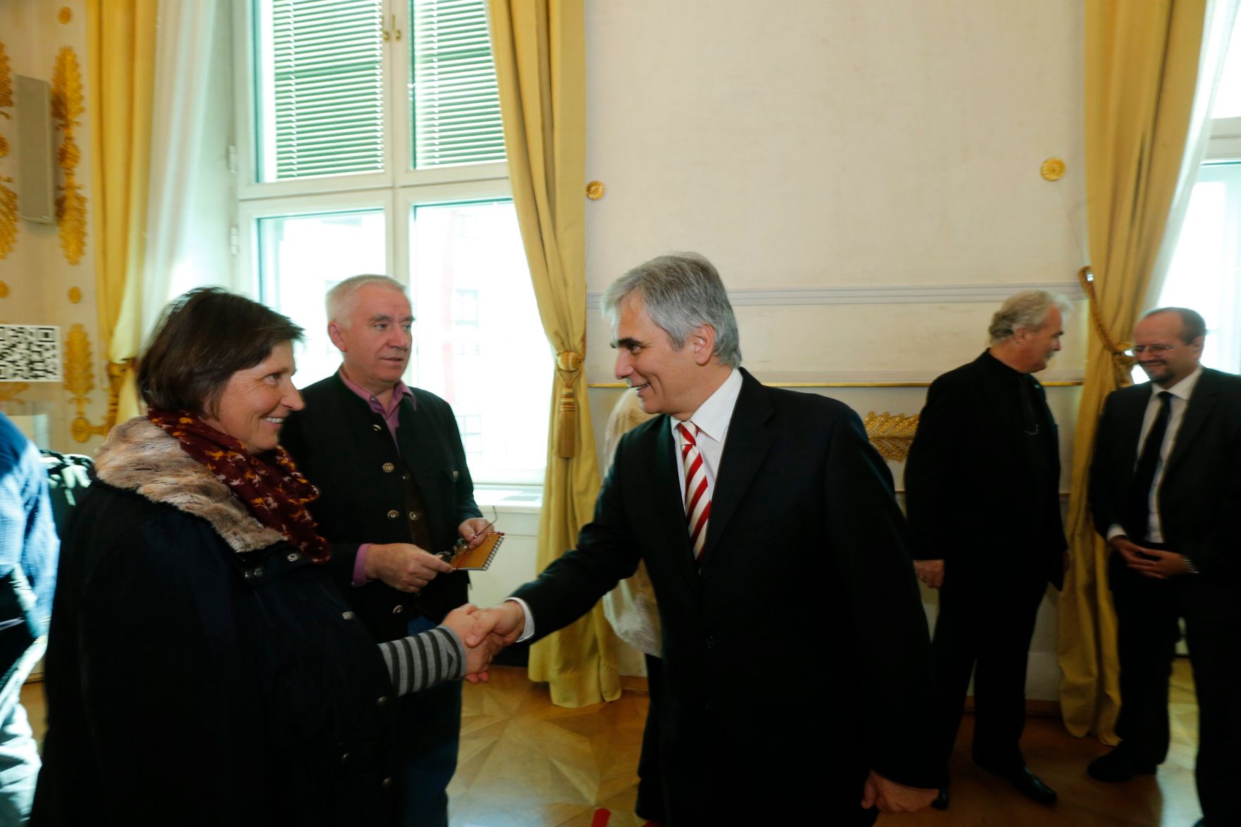 Am 26. Oktober 2013 empfing Bundeskanzler Werner Faymann im Rahmen des Nationalfeiertages Besucherinnen und Besucher im Bundeskanzleramt.