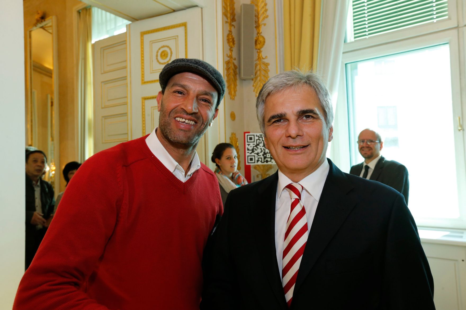 Am 26. Oktober 2013 empfing Bundeskanzler Werner Faymann im Rahmen des Nationalfeiertages Besucherinnen und Besucher im Bundeskanzleramt.