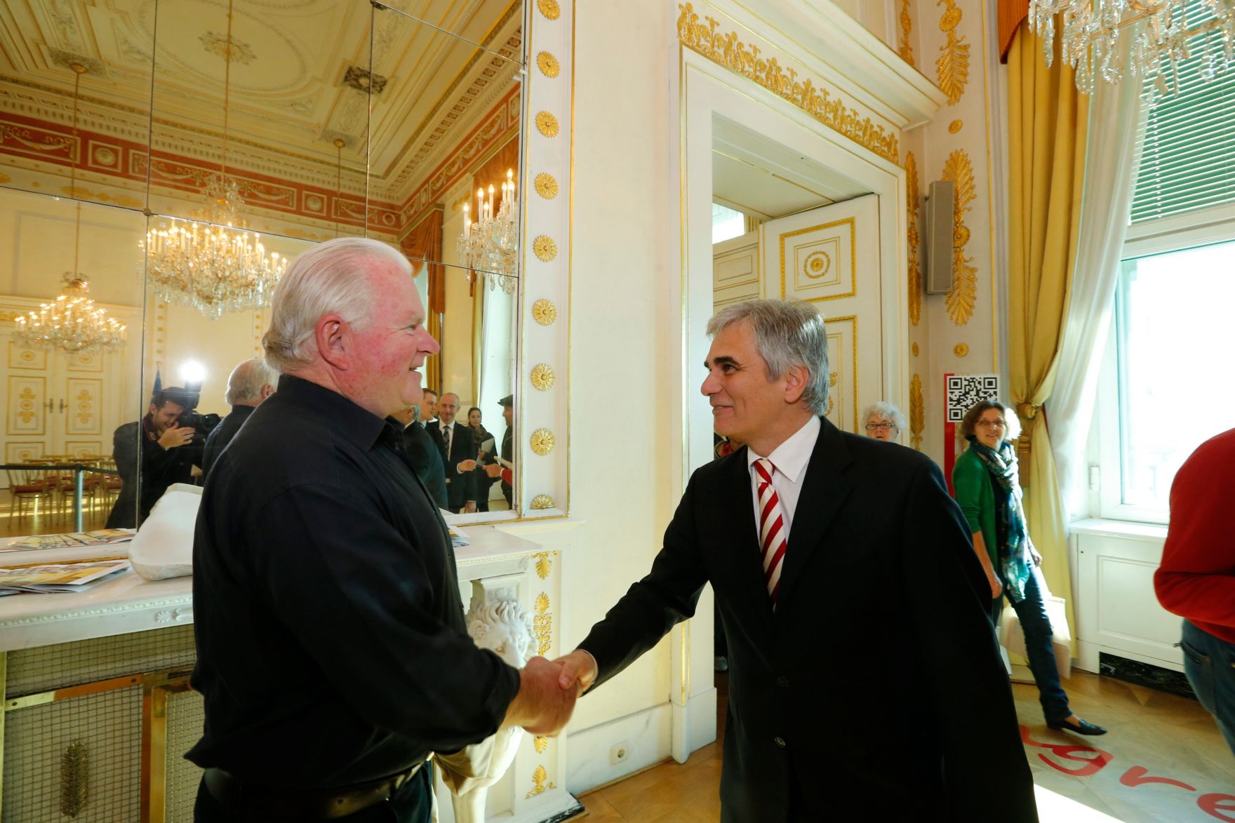 Am 26. Oktober 2013 empfing Bundeskanzler Werner Faymann im Rahmen des Nationalfeiertages Besucherinnen und Besucher im Bundeskanzleramt.