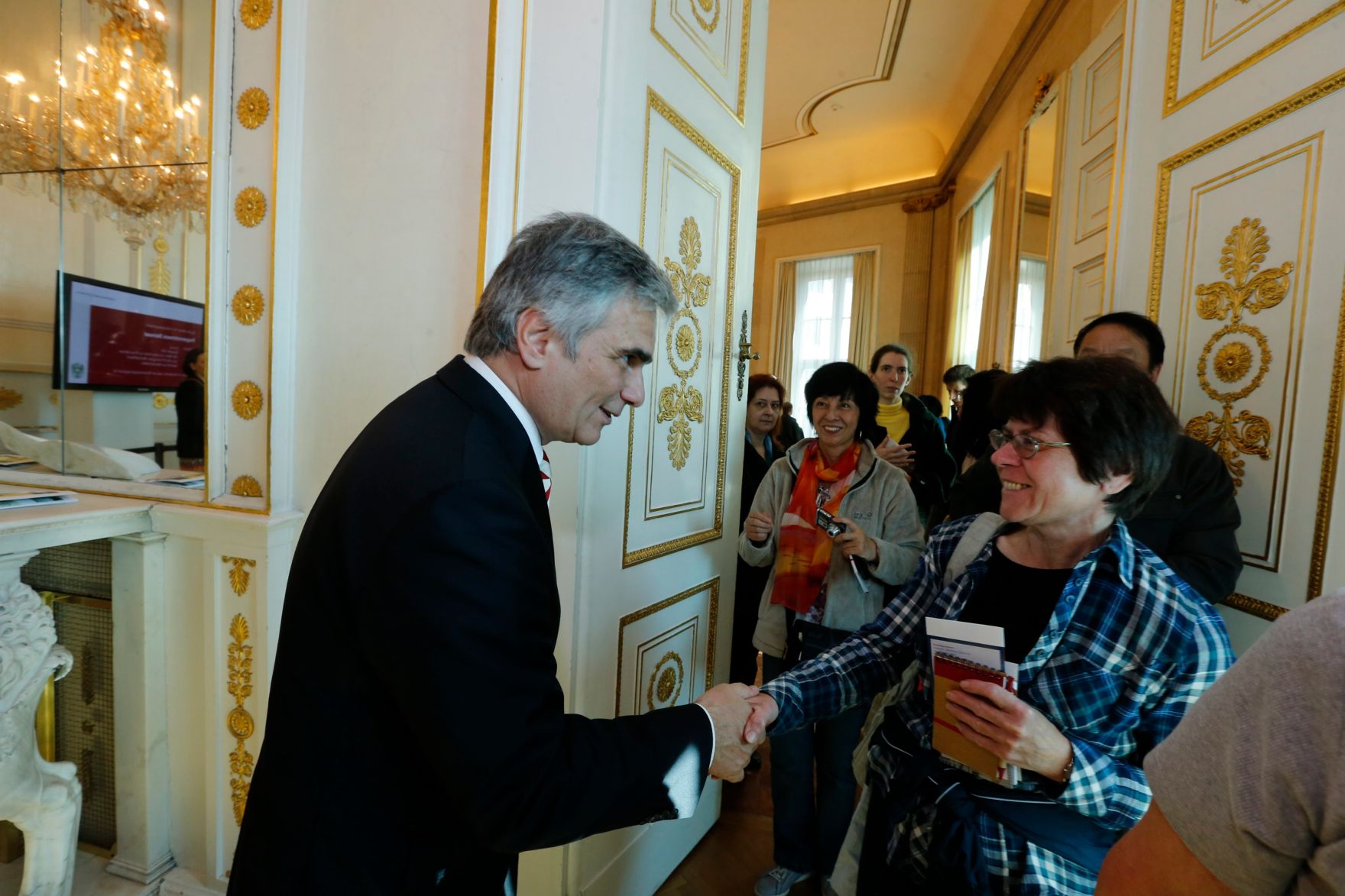 Am 26. Oktober 2013 empfing Bundeskanzler Werner Faymann im Rahmen des Nationalfeiertages Besucherinnen und Besucher im Bundeskanzleramt.