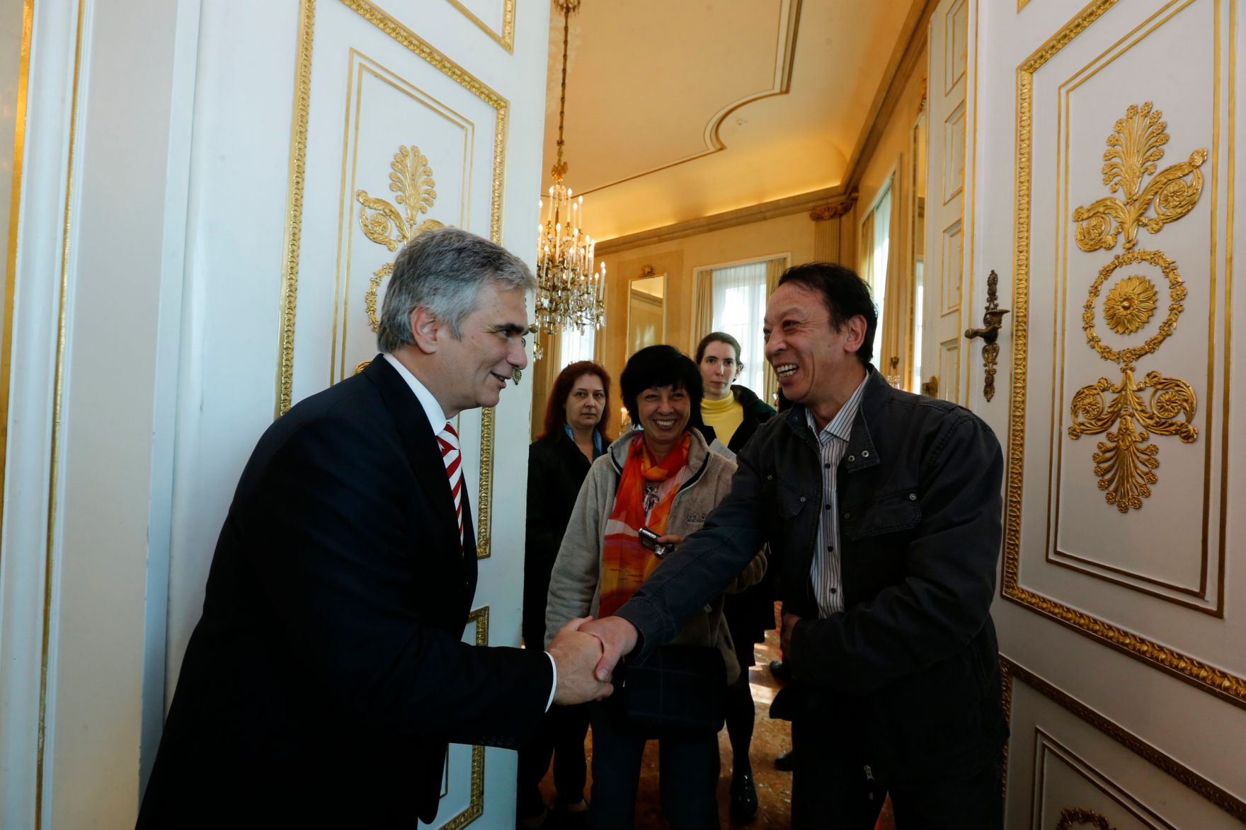 Am 26. Oktober 2013 empfing Bundeskanzler Werner Faymann im Rahmen des Nationalfeiertages Besucherinnen und Besucher im Bundeskanzleramt.