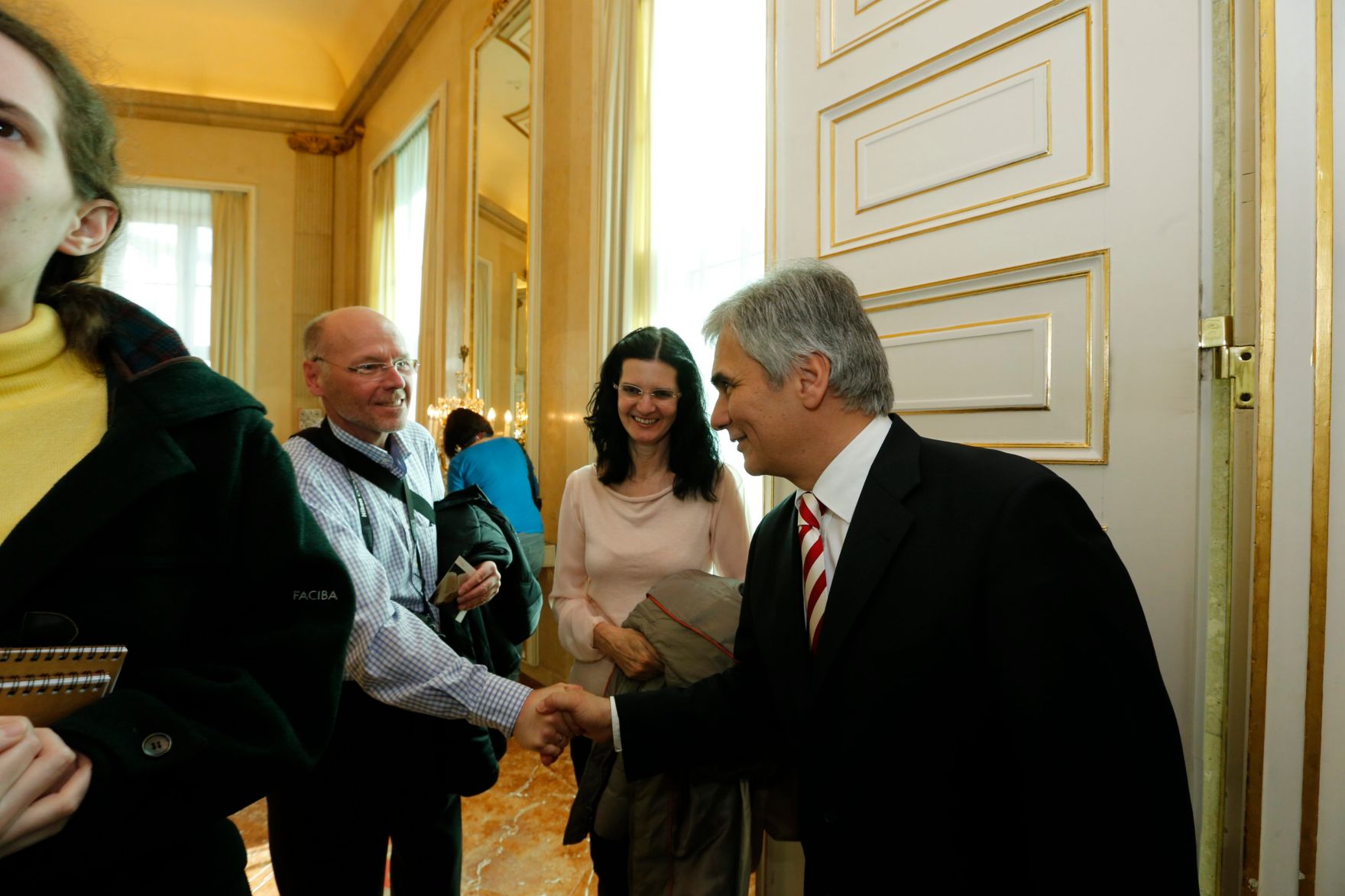 Am 26. Oktober 2013 empfing Bundeskanzler Werner Faymann im Rahmen des Nationalfeiertages Besucherinnen und Besucher im Bundeskanzleramt.