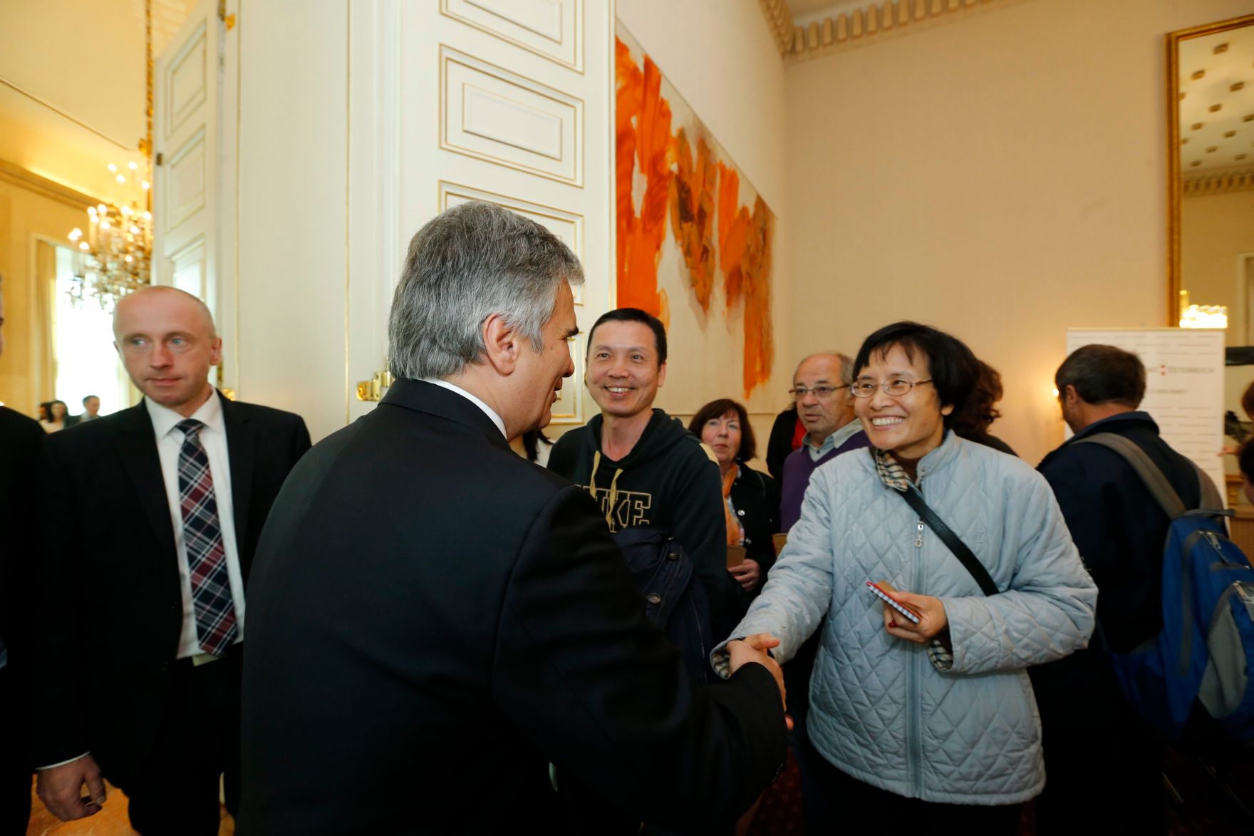Am 26. Oktober 2013 empfing Bundeskanzler Werner Faymann im Rahmen des Nationalfeiertages Besucherinnen und Besucher im Bundeskanzleramt.