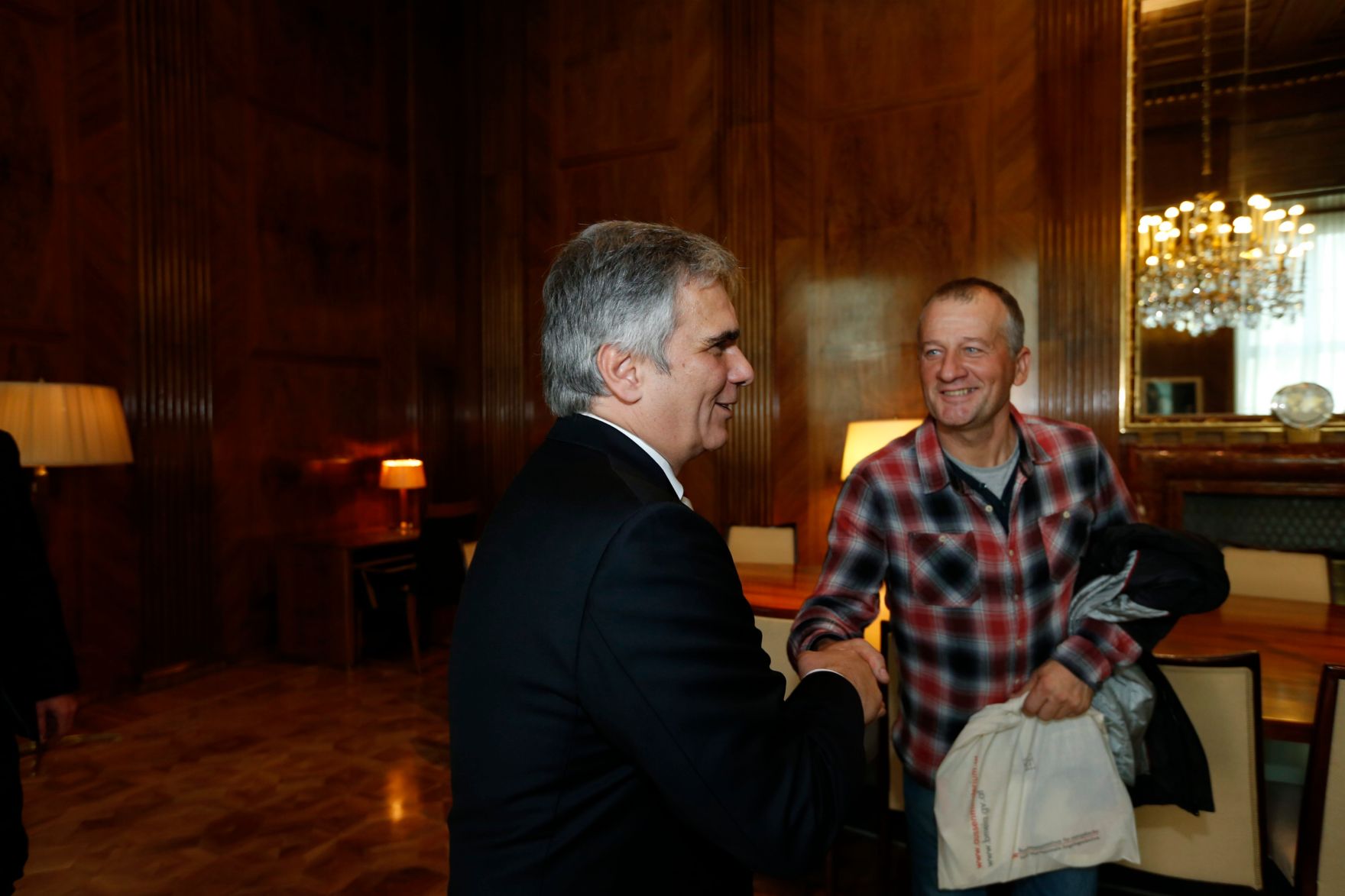 Am 26. Oktober 2013 empfing Bundeskanzler Werner Faymann im Rahmen des Nationalfeiertages Besucherinnen und Besucher im Bundeskanzleramt.