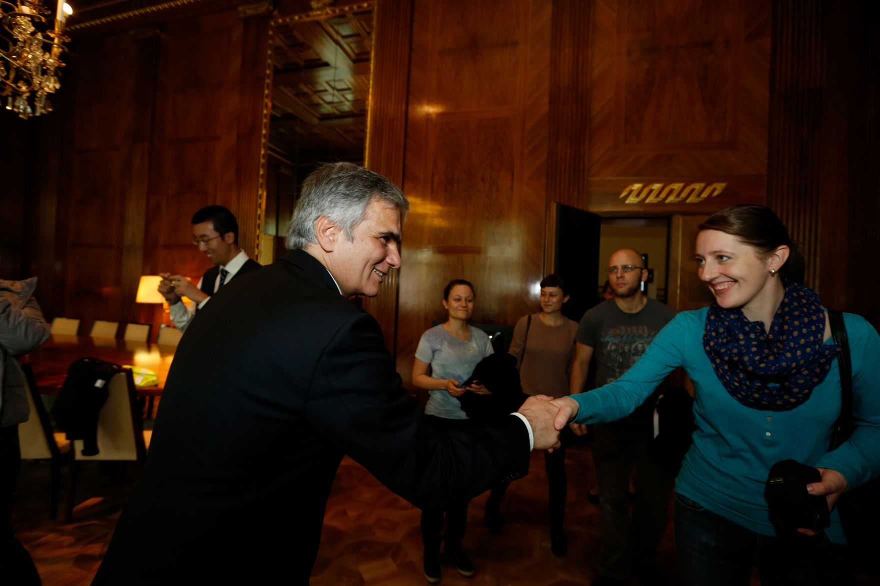 Am 26. Oktober 2013 empfing Bundeskanzler Werner Faymann im Rahmen des Nationalfeiertages Besucherinnen und Besucher im Bundeskanzleramt.