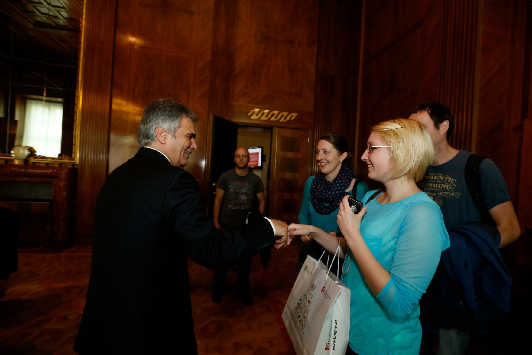 Am 26. Oktober 2013 empfing Bundeskanzler Werner Faymann im Rahmen des Nationalfeiertages Besucherinnen und Besucher im Bundeskanzleramt.