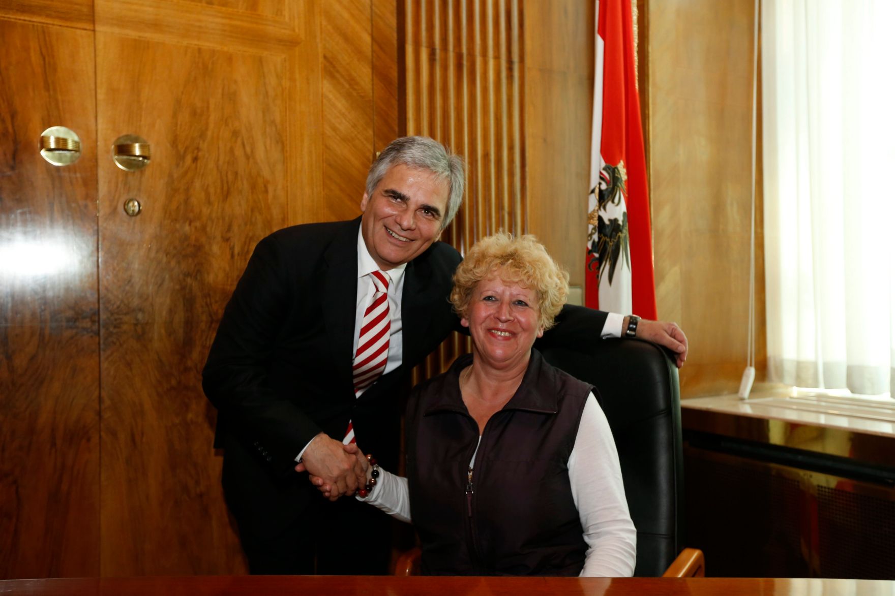 Am 26. Oktober 2013 empfing Bundeskanzler Werner Faymann im Rahmen des Nationalfeiertages Besucherinnen und Besucher im Bundeskanzleramt.