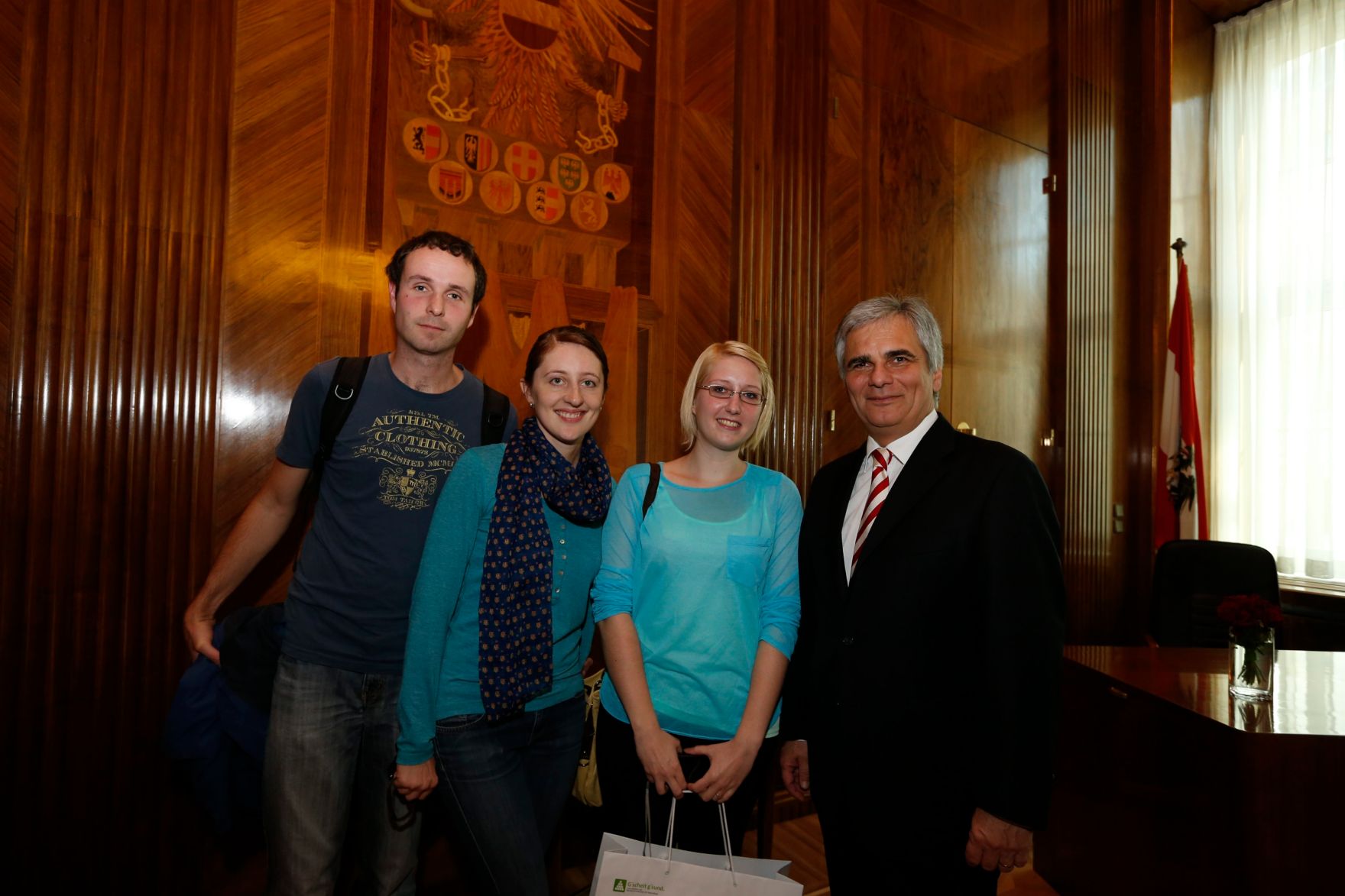 Am 26. Oktober 2013 empfing Bundeskanzler Werner Faymann im Rahmen des Nationalfeiertages Besucherinnen und Besucher im Bundeskanzleramt.