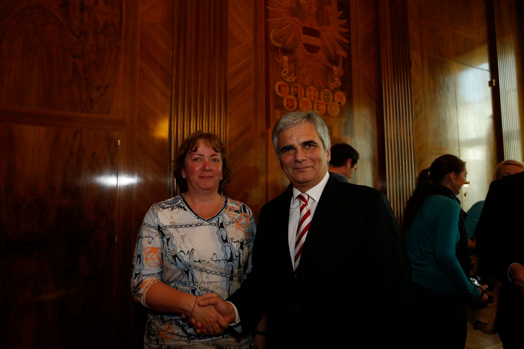 Am 26. Oktober 2013 empfing Bundeskanzler Werner Faymann im Rahmen des Nationalfeiertages Besucherinnen und Besucher im Bundeskanzleramt.