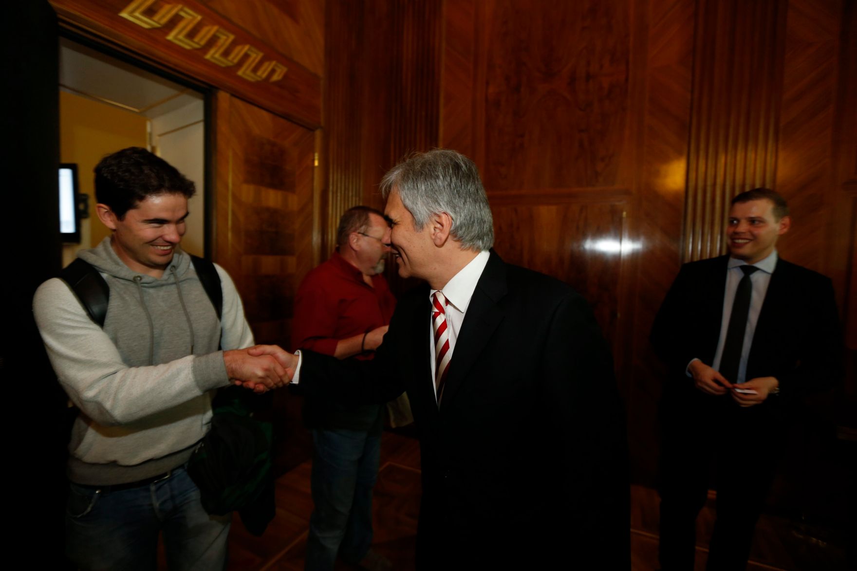 Am 26. Oktober 2013 empfing Bundeskanzler Werner Faymann im Rahmen des Nationalfeiertages Besucherinnen und Besucher im Bundeskanzleramt.