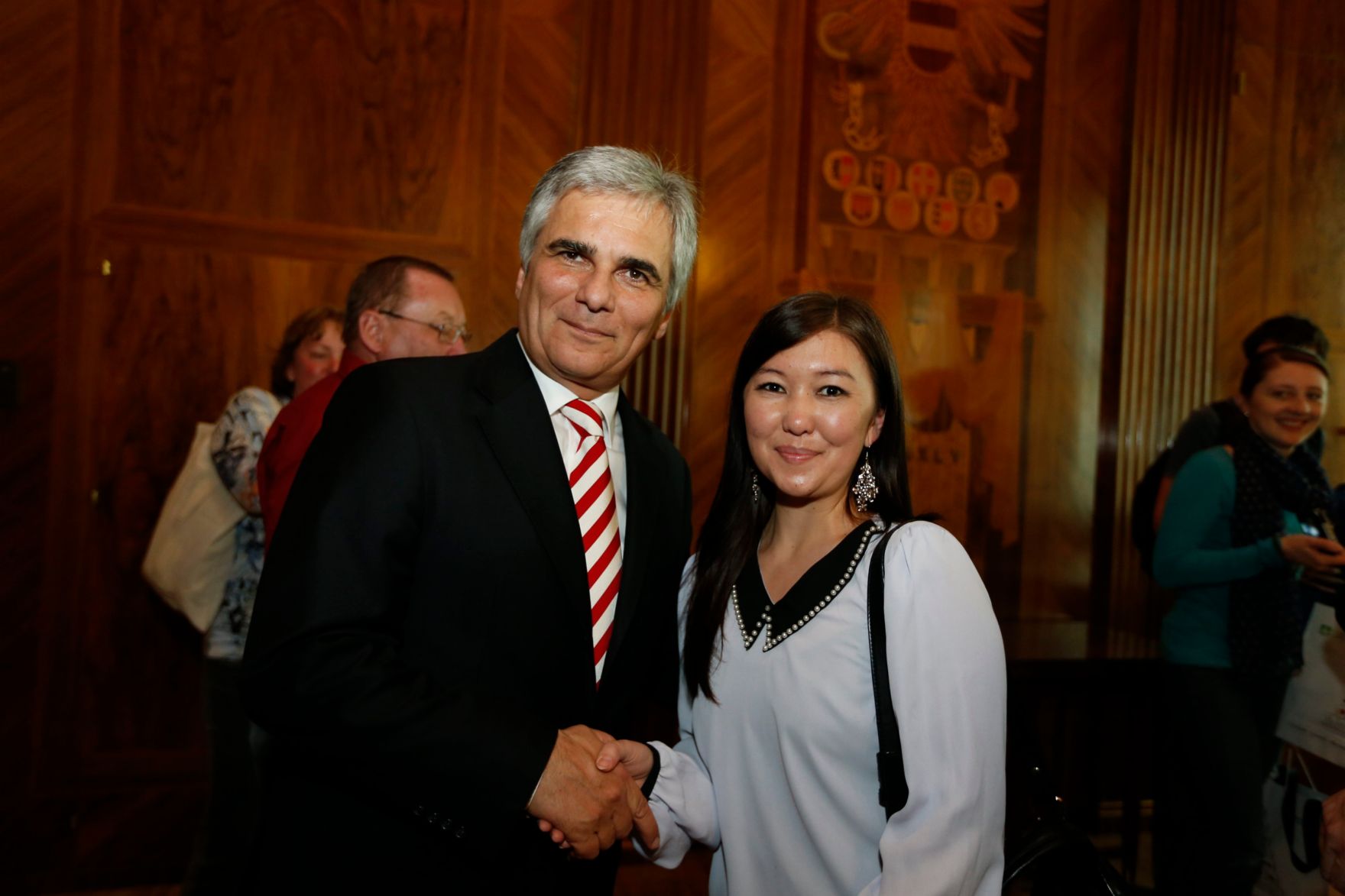Am 26. Oktober 2013 empfing Bundeskanzler Werner Faymann im Rahmen des Nationalfeiertages Besucherinnen und Besucher im Bundeskanzleramt.