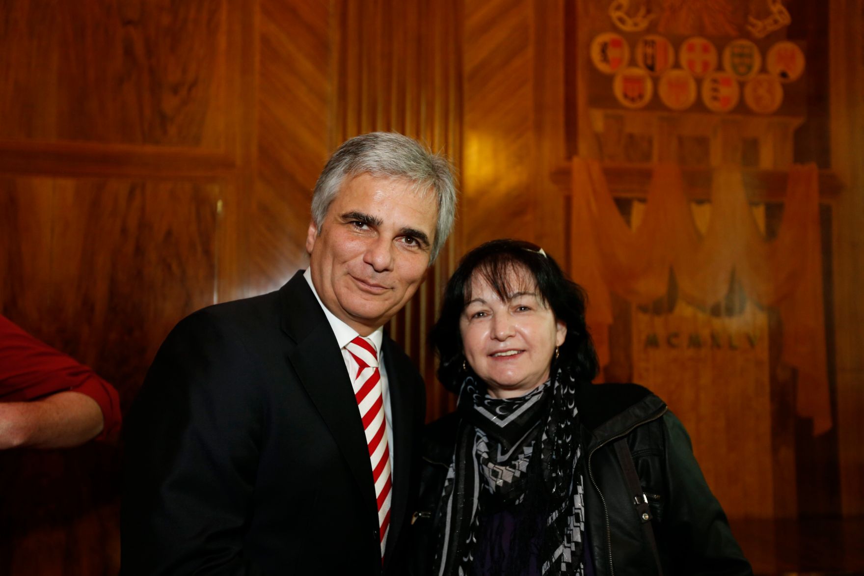 Am 26. Oktober 2013 empfing Bundeskanzler Werner Faymann im Rahmen des Nationalfeiertages Besucherinnen und Besucher im Bundeskanzleramt.