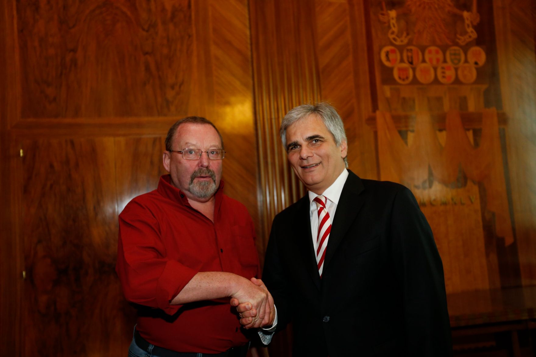 Am 26. Oktober 2013 empfing Bundeskanzler Werner Faymann im Rahmen des Nationalfeiertages Besucherinnen und Besucher im Bundeskanzleramt.