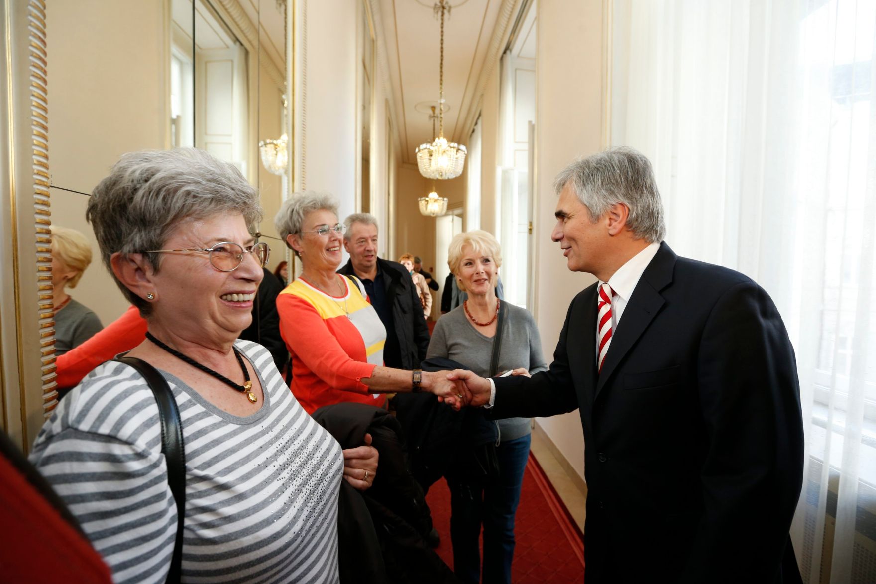 Am 26. Oktober 2013 empfing Bundeskanzler Werner Faymann im Rahmen des Nationalfeiertages Besucherinnen und Besucher im Bundeskanzleramt.