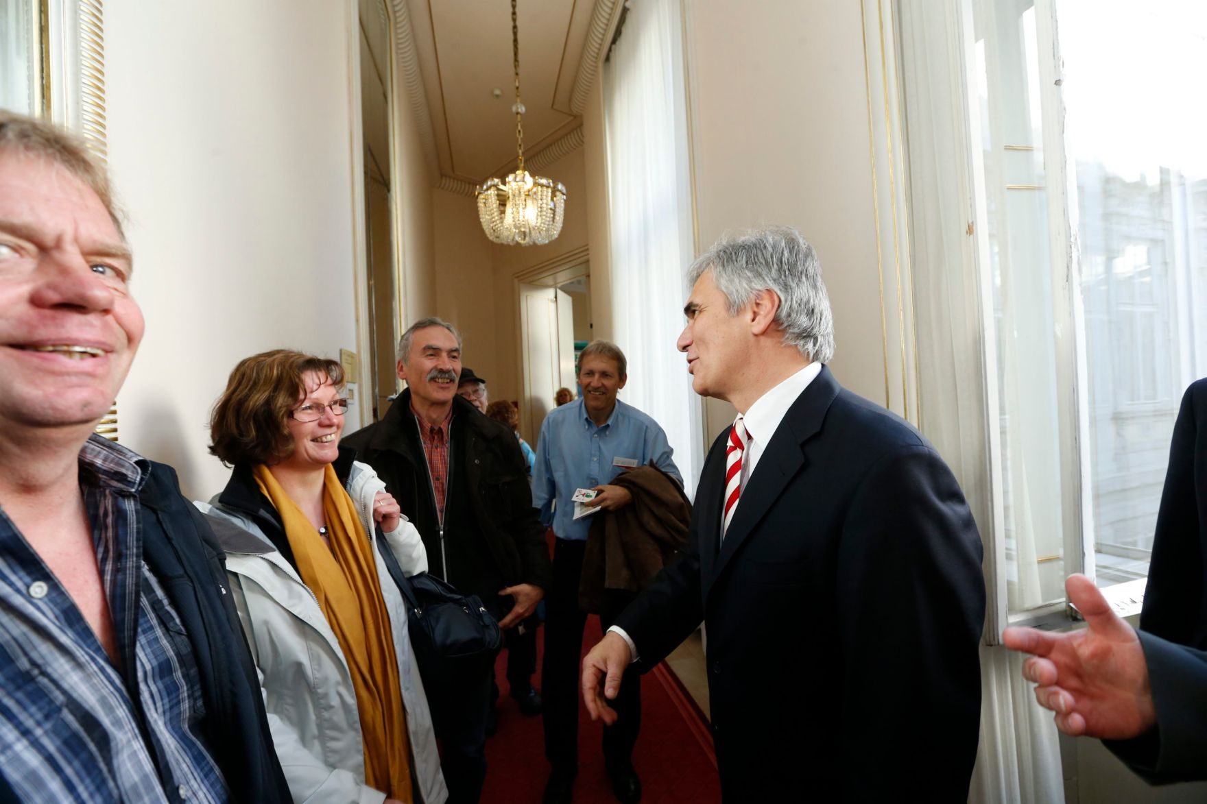 Am 26. Oktober 2013 empfing Bundeskanzler Werner Faymann im Rahmen des Nationalfeiertages Besucherinnen und Besucher im Bundeskanzleramt.