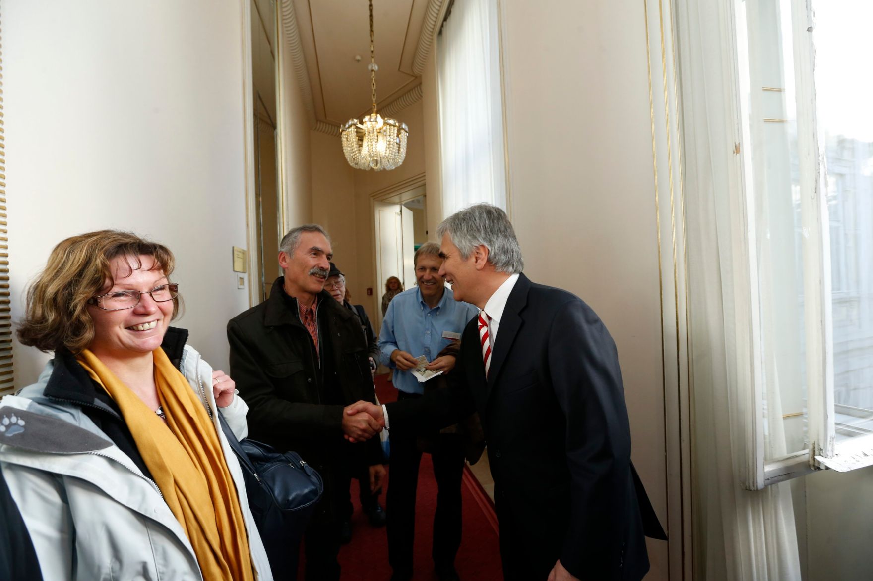 Am 26. Oktober 2013 empfing Bundeskanzler Werner Faymann im Rahmen des Nationalfeiertages Besucherinnen und Besucher im Bundeskanzleramt.