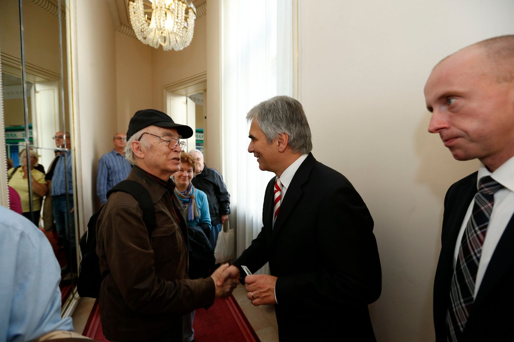 Am 26. Oktober 2013 empfing Bundeskanzler Werner Faymann im Rahmen des Nationalfeiertages Besucherinnen und Besucher im Bundeskanzleramt.