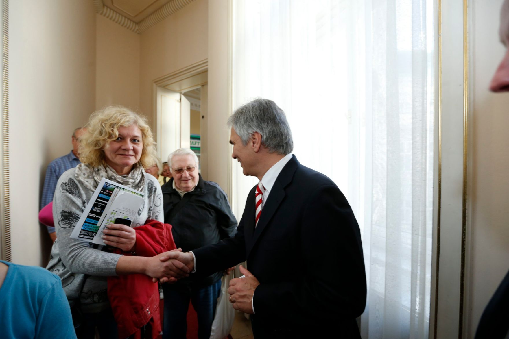 Am 26. Oktober 2013 empfing Bundeskanzler Werner Faymann im Rahmen des Nationalfeiertages Besucherinnen und Besucher im Bundeskanzleramt.