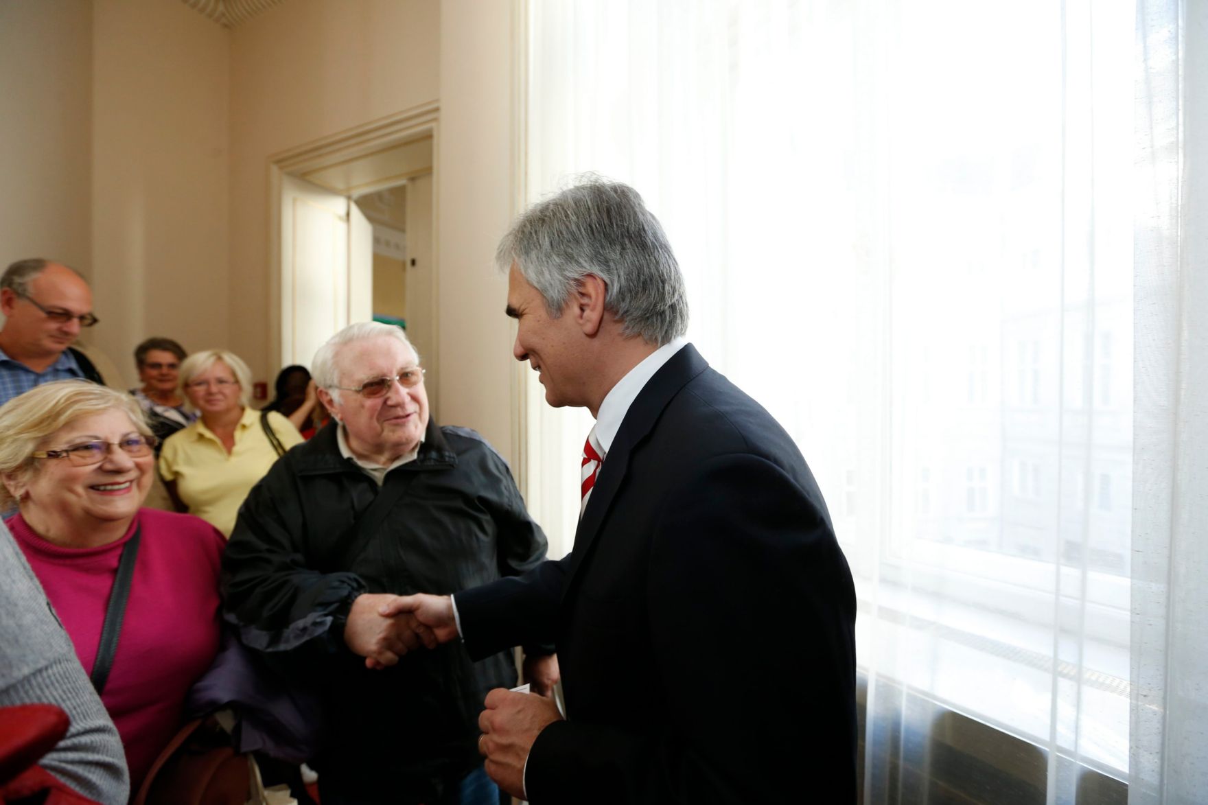 Am 26. Oktober 2013 empfing Bundeskanzler Werner Faymann im Rahmen des Nationalfeiertages Besucherinnen und Besucher im Bundeskanzleramt.