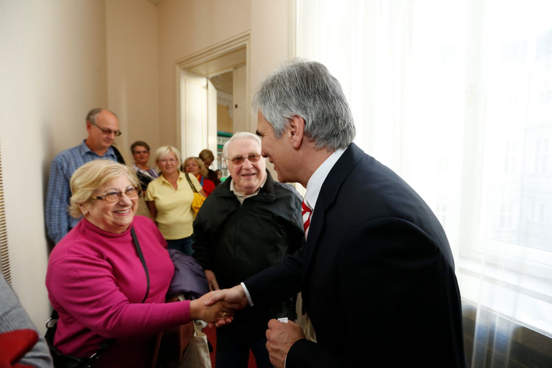 Am 26. Oktober 2013 empfing Bundeskanzler Werner Faymann im Rahmen des Nationalfeiertages Besucherinnen und Besucher im Bundeskanzleramt.