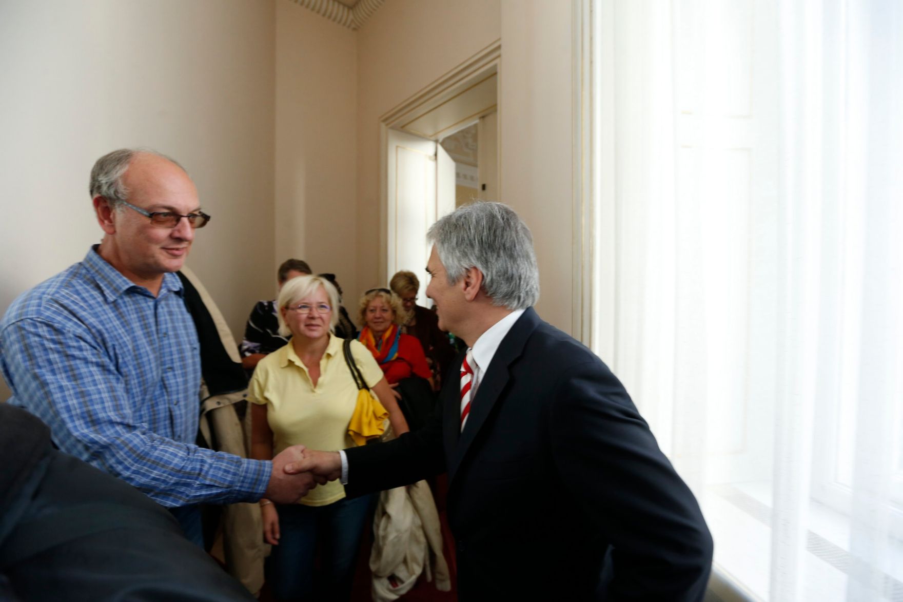 Am 26. Oktober 2013 empfing Bundeskanzler Werner Faymann im Rahmen des Nationalfeiertages Besucherinnen und Besucher im Bundeskanzleramt.