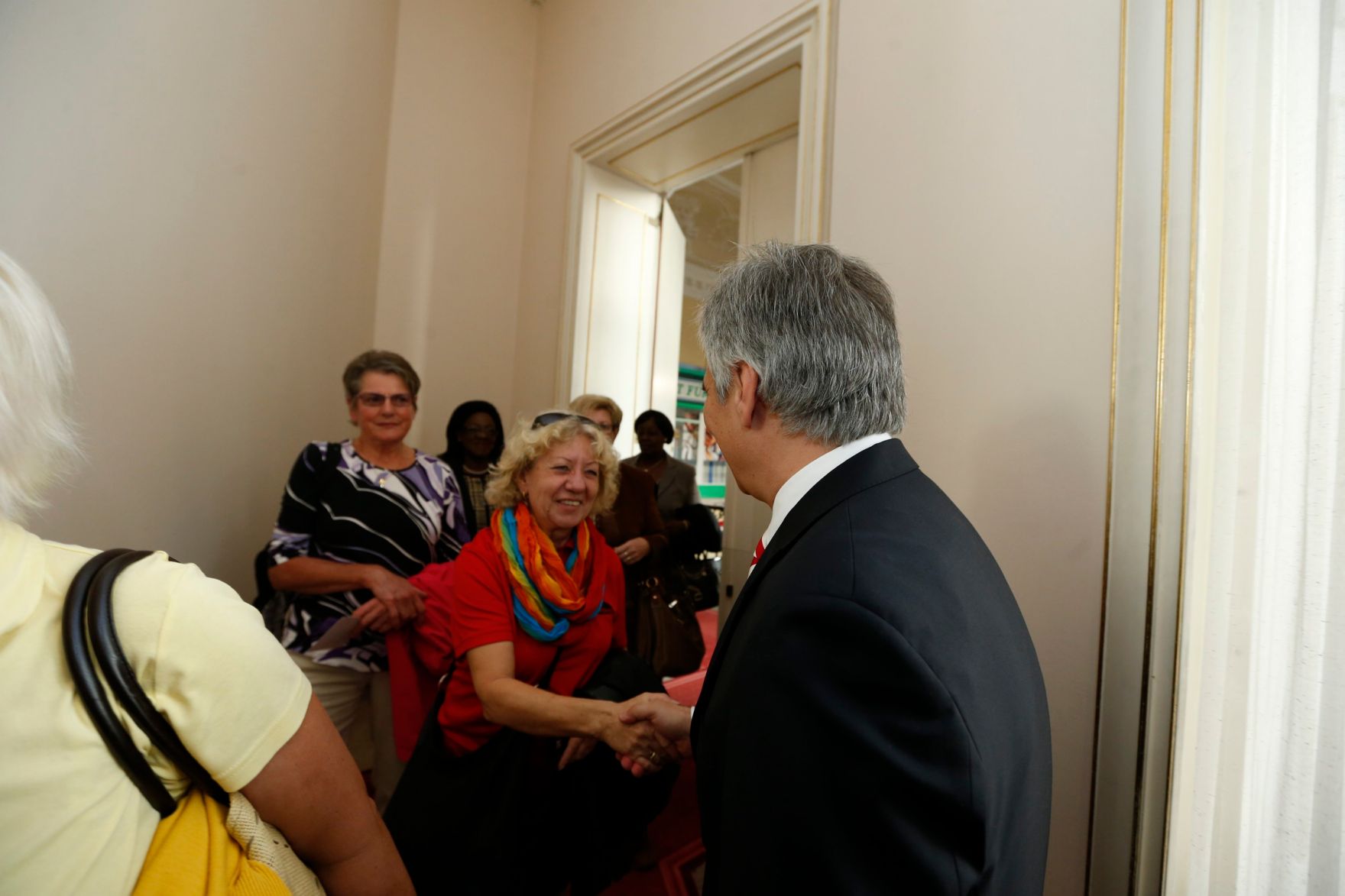 Am 26. Oktober 2013 empfing Bundeskanzler Werner Faymann im Rahmen des Nationalfeiertages Besucherinnen und Besucher im Bundeskanzleramt.