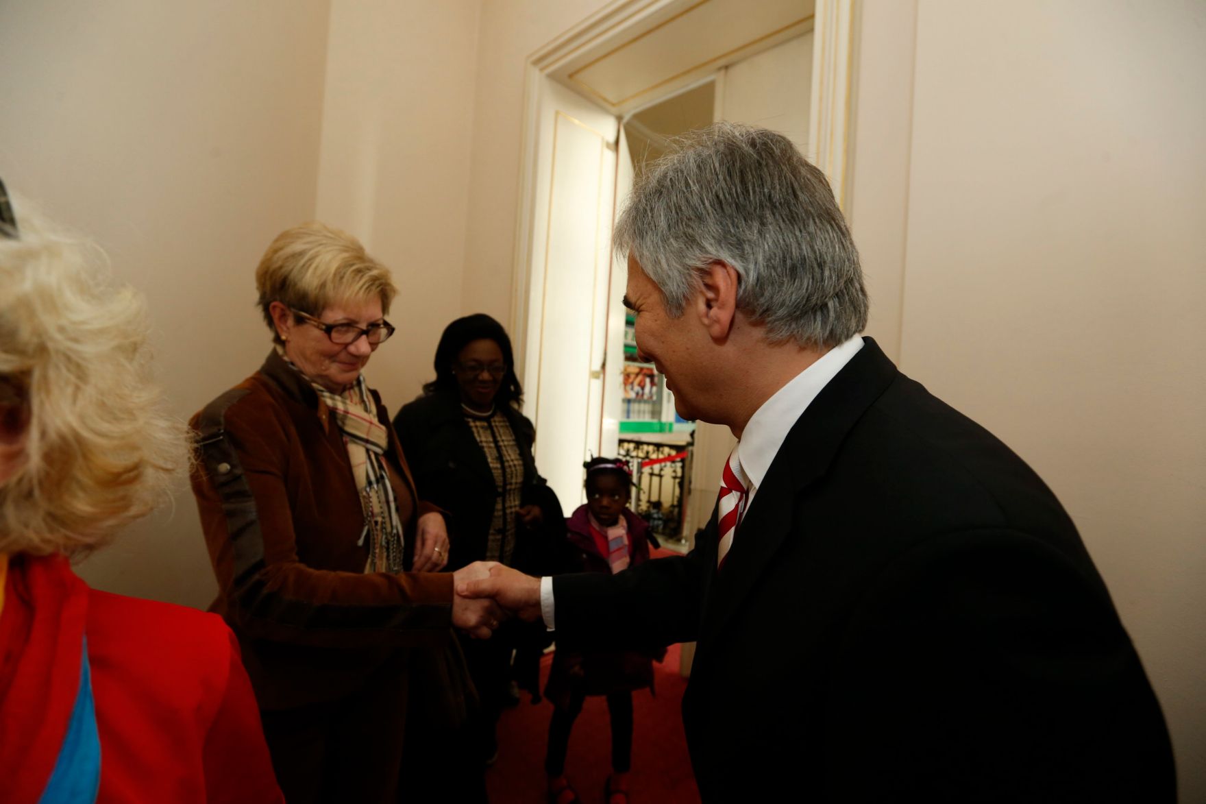 Am 26. Oktober 2013 empfing Bundeskanzler Werner Faymann im Rahmen des Nationalfeiertages Besucherinnen und Besucher im Bundeskanzleramt.