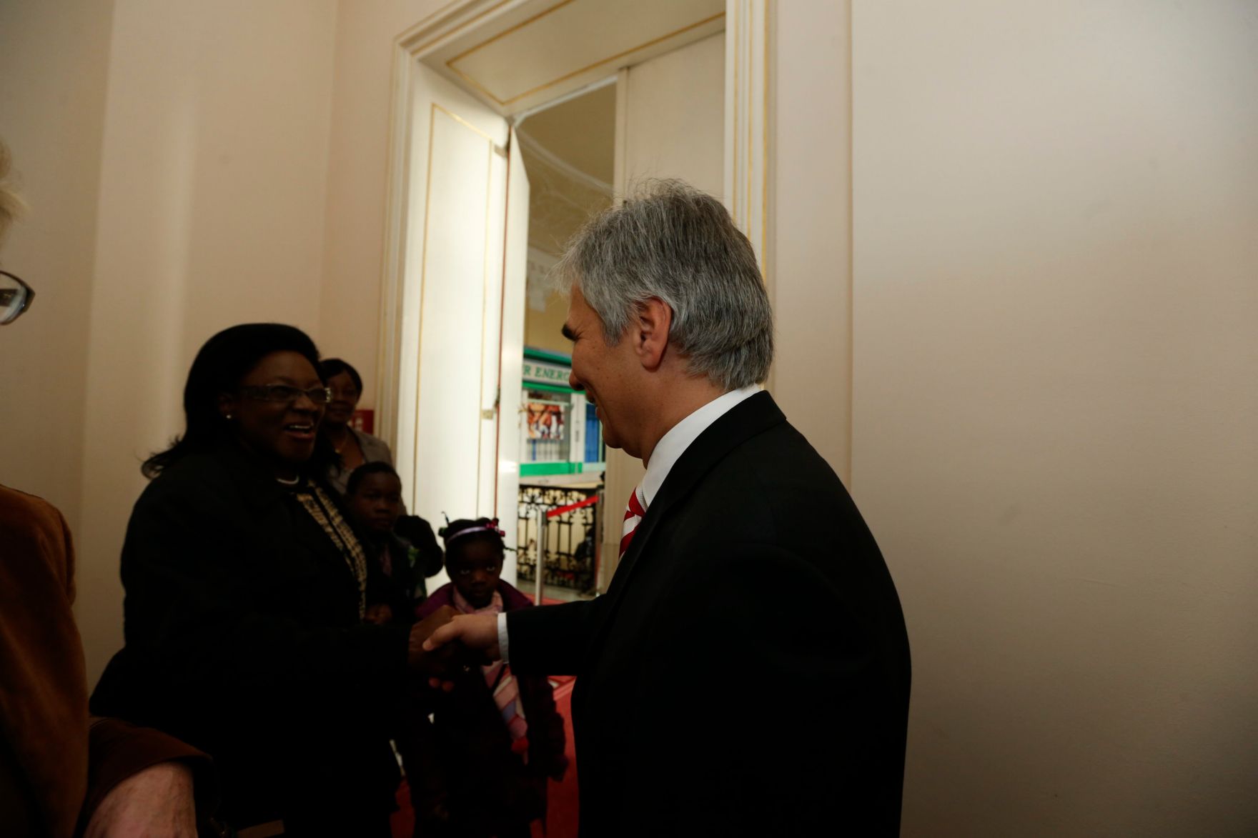 Am 26. Oktober 2013 empfing Bundeskanzler Werner Faymann im Rahmen des Nationalfeiertages Besucherinnen und Besucher im Bundeskanzleramt.