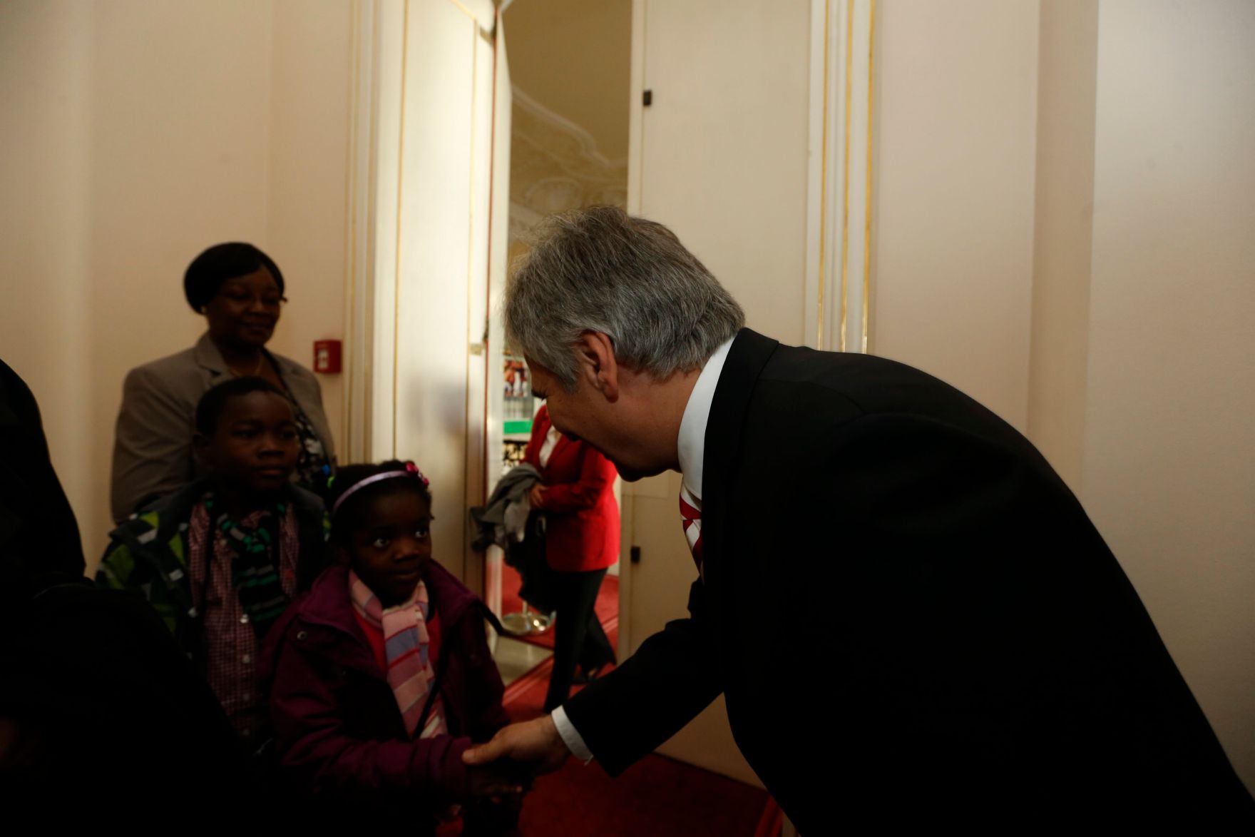 Am 26. Oktober 2013 empfing Bundeskanzler Werner Faymann im Rahmen des Nationalfeiertages Besucherinnen und Besucher im Bundeskanzleramt.