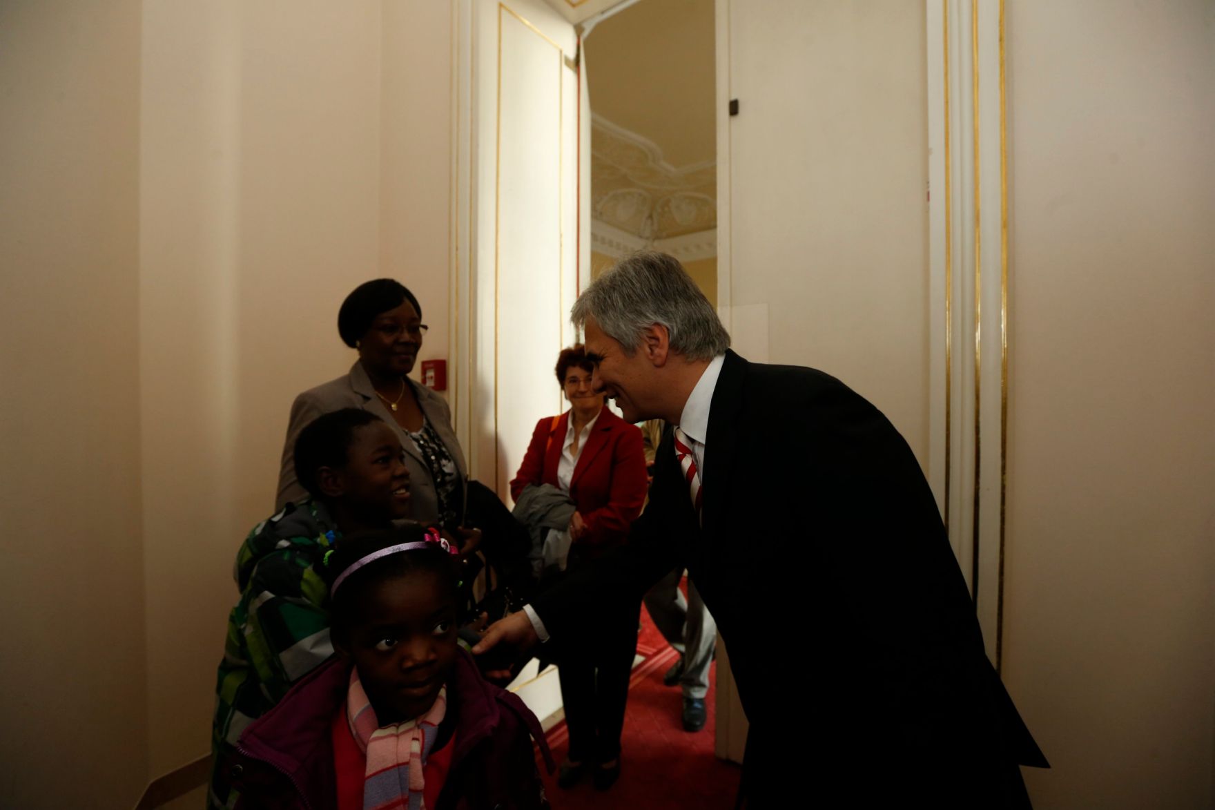 Am 26. Oktober 2013 empfing Bundeskanzler Werner Faymann im Rahmen des Nationalfeiertages Besucherinnen und Besucher im Bundeskanzleramt.