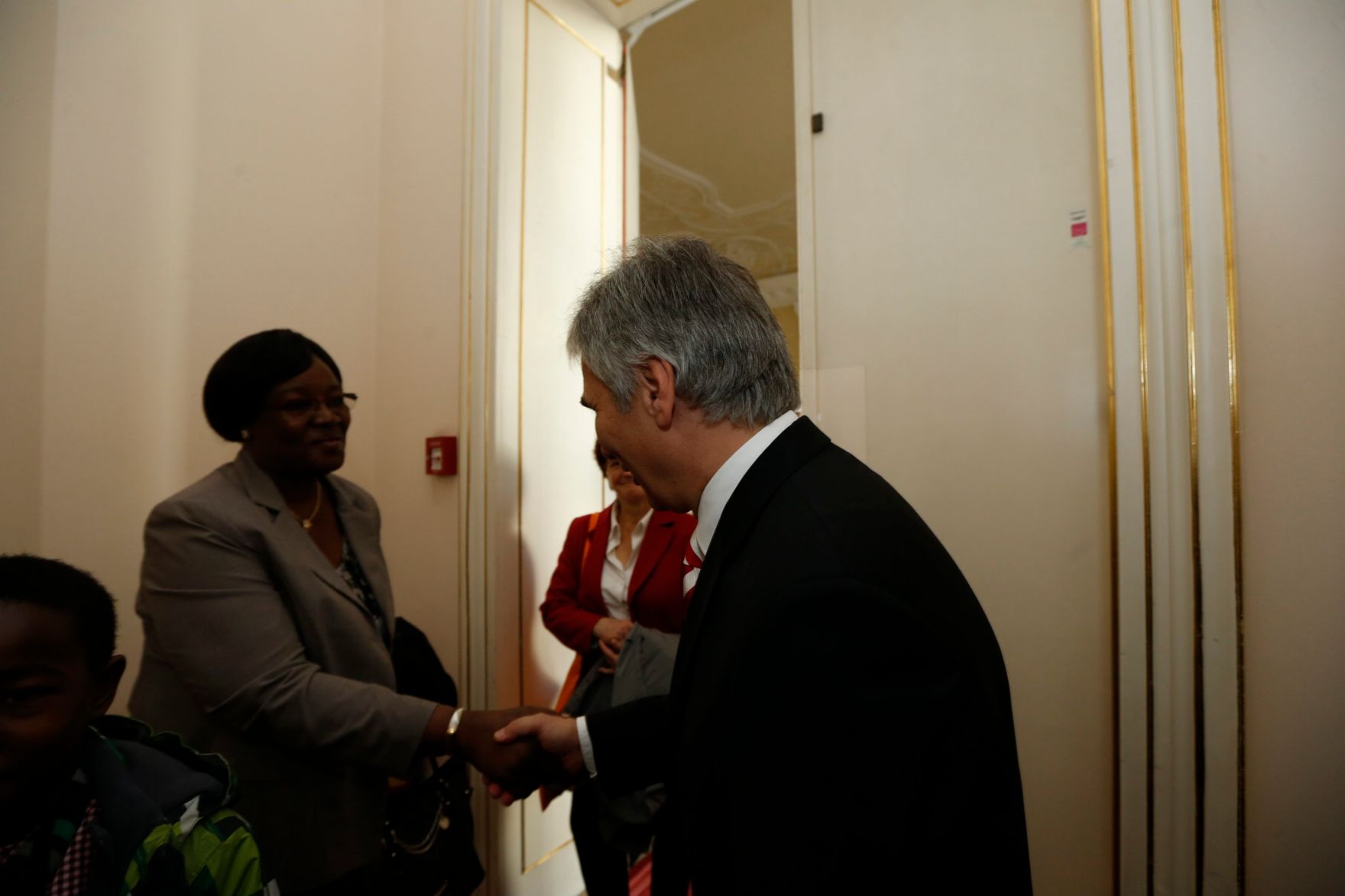 Am 26. Oktober 2013 empfing Bundeskanzler Werner Faymann im Rahmen des Nationalfeiertages Besucherinnen und Besucher im Bundeskanzleramt.