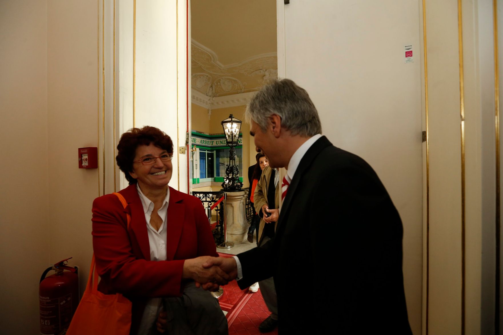 Am 26. Oktober 2013 empfing Bundeskanzler Werner Faymann im Rahmen des Nationalfeiertages Besucherinnen und Besucher im Bundeskanzleramt.