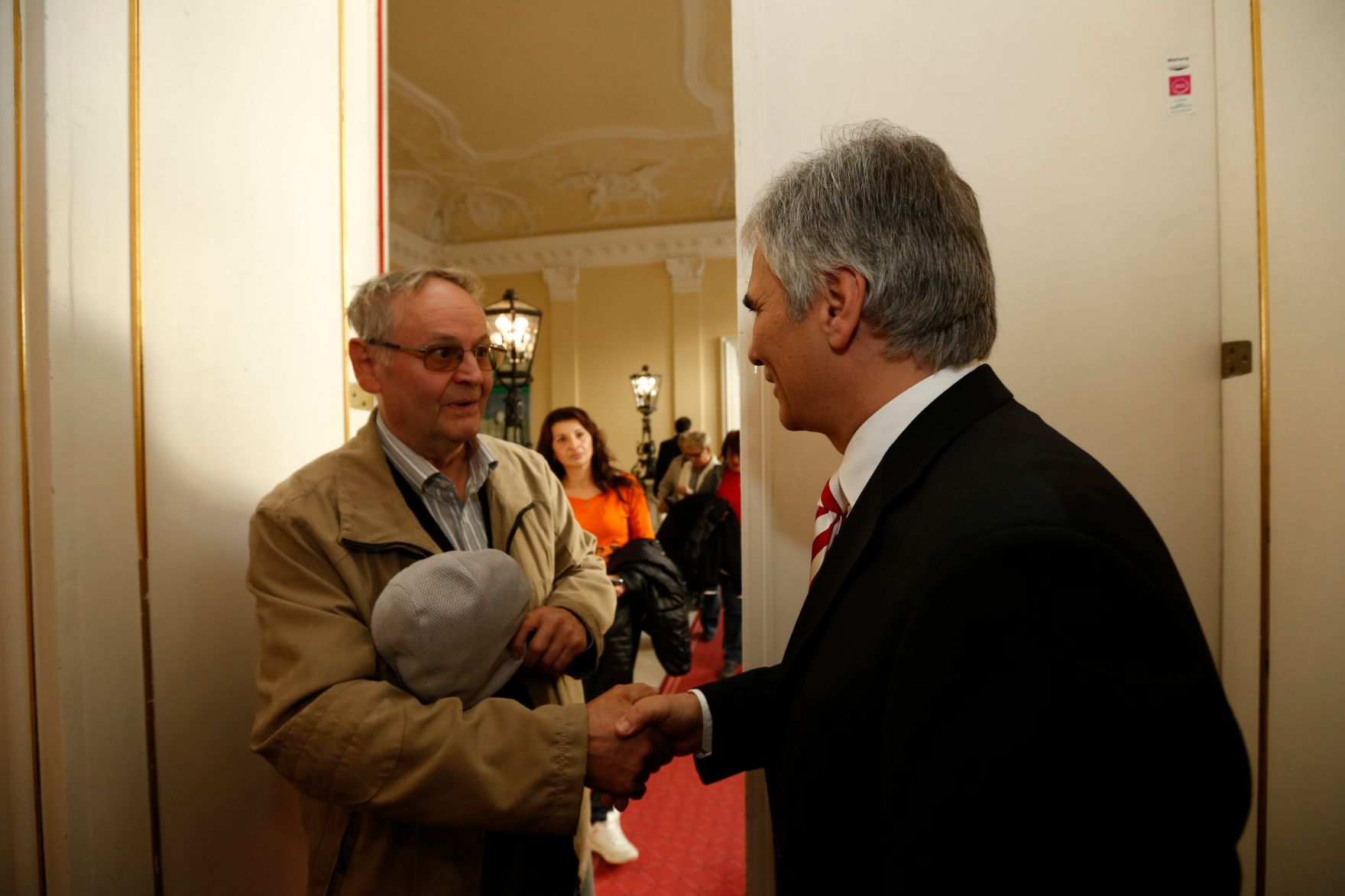 Am 26. Oktober 2013 empfing Bundeskanzler Werner Faymann im Rahmen des Nationalfeiertages Besucherinnen und Besucher im Bundeskanzleramt.
