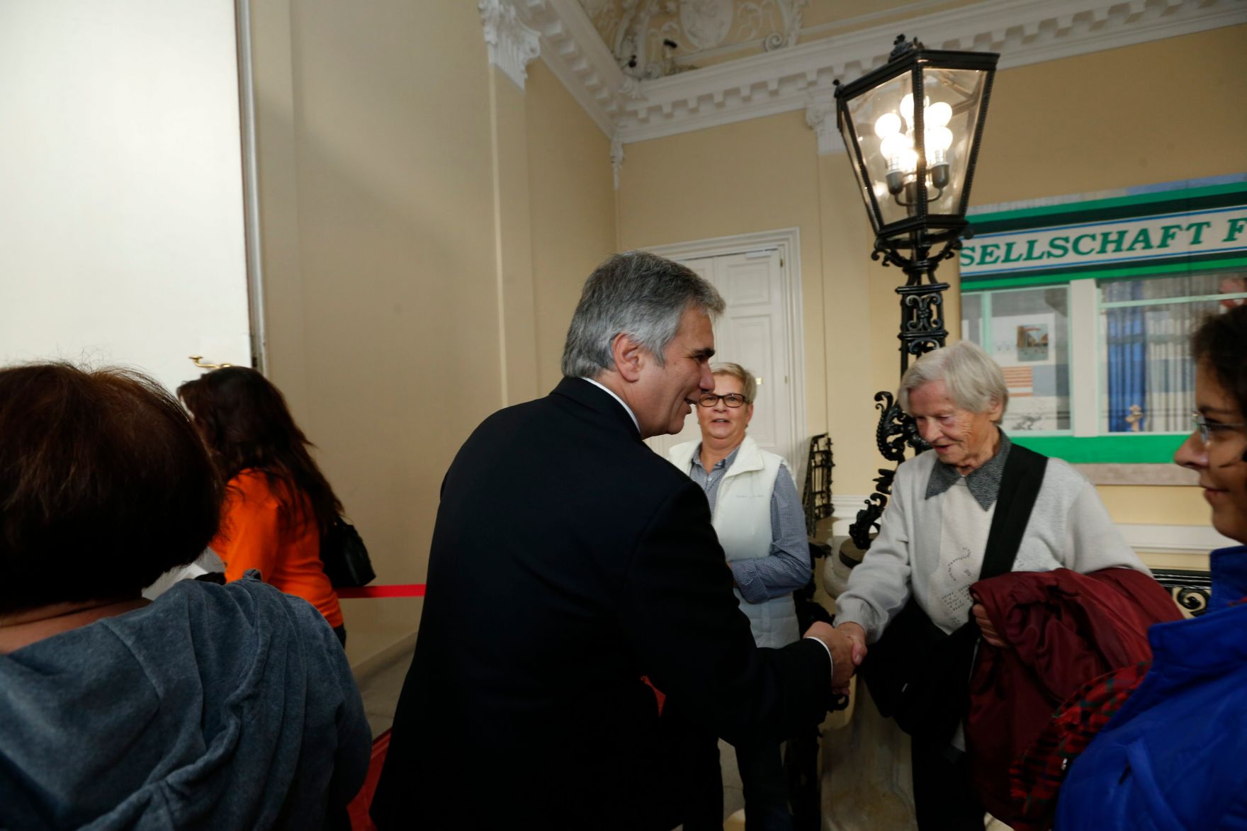 Am 26. Oktober 2013 empfing Bundeskanzler Werner Faymann im Rahmen des Nationalfeiertages Besucherinnen und Besucher im Bundeskanzleramt.