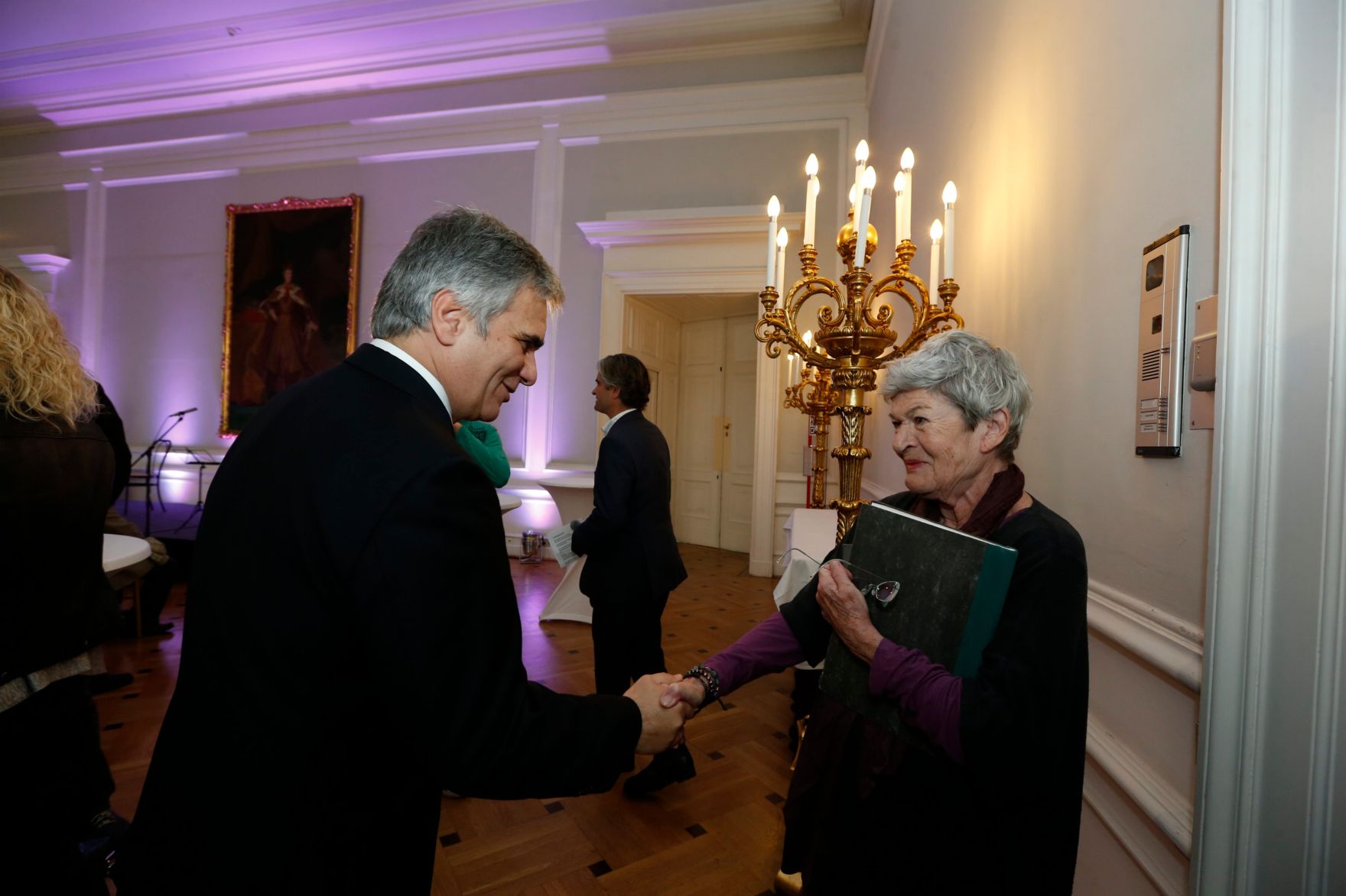 Am 26. Oktober 2013 empfing Bundeskanzler Werner Faymann im Rahmen des Nationalfeiertages Besucherinnen und Besucher im Bundeskanzleramt.